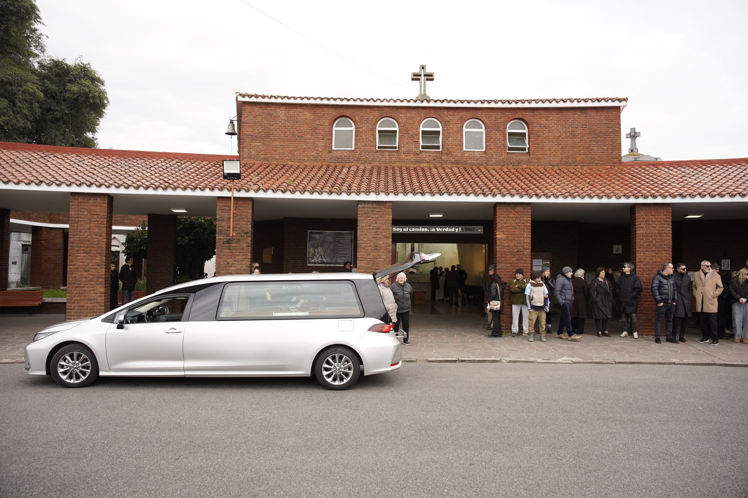 El funeral de Ernestina Pais: el último adiós de familiares y amigos durante la emotiva ceremonia en el cementerio