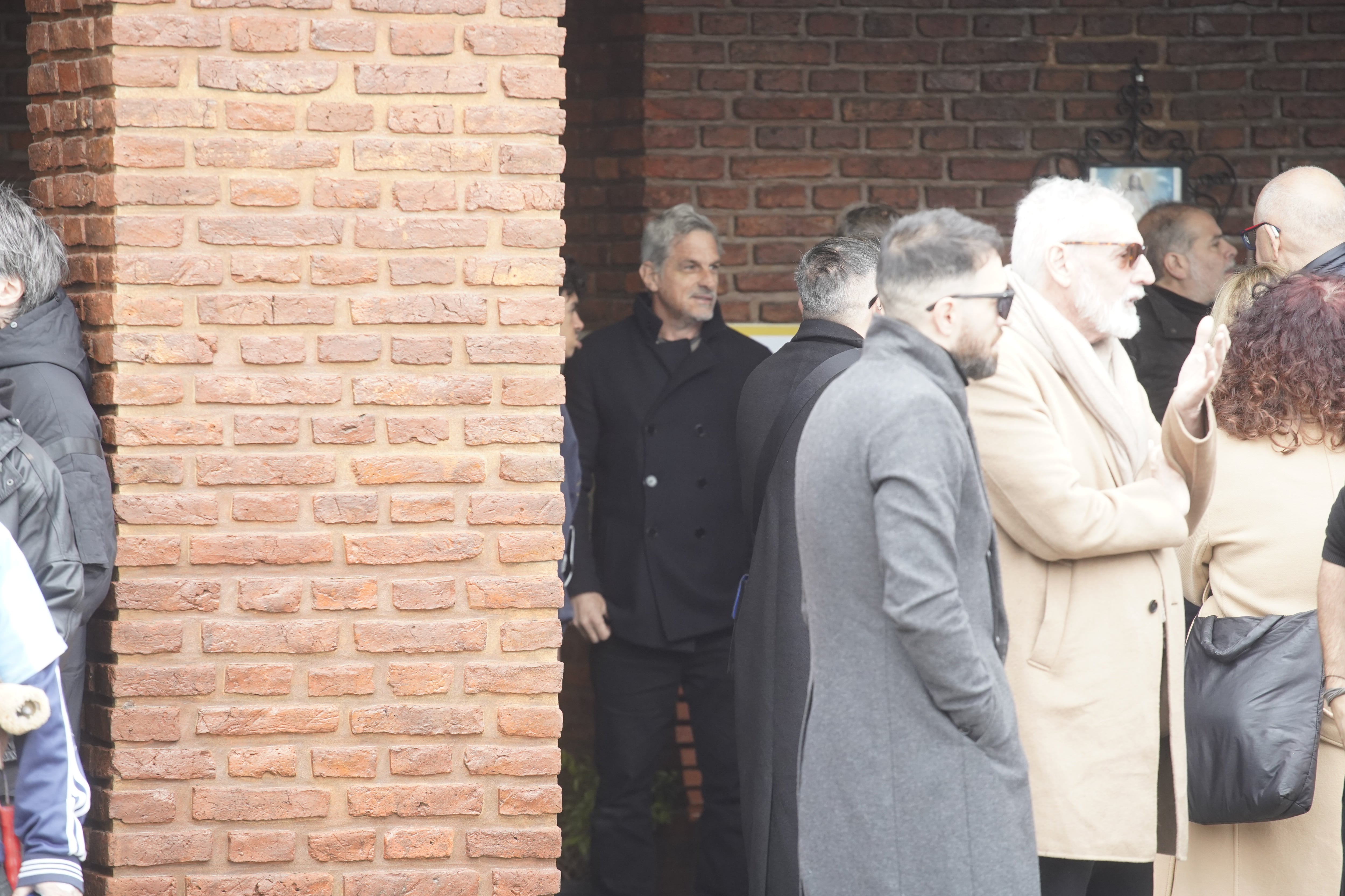 El actor Rafael Ferro esperó su momento para ingresar a la ceremonia religiosa 