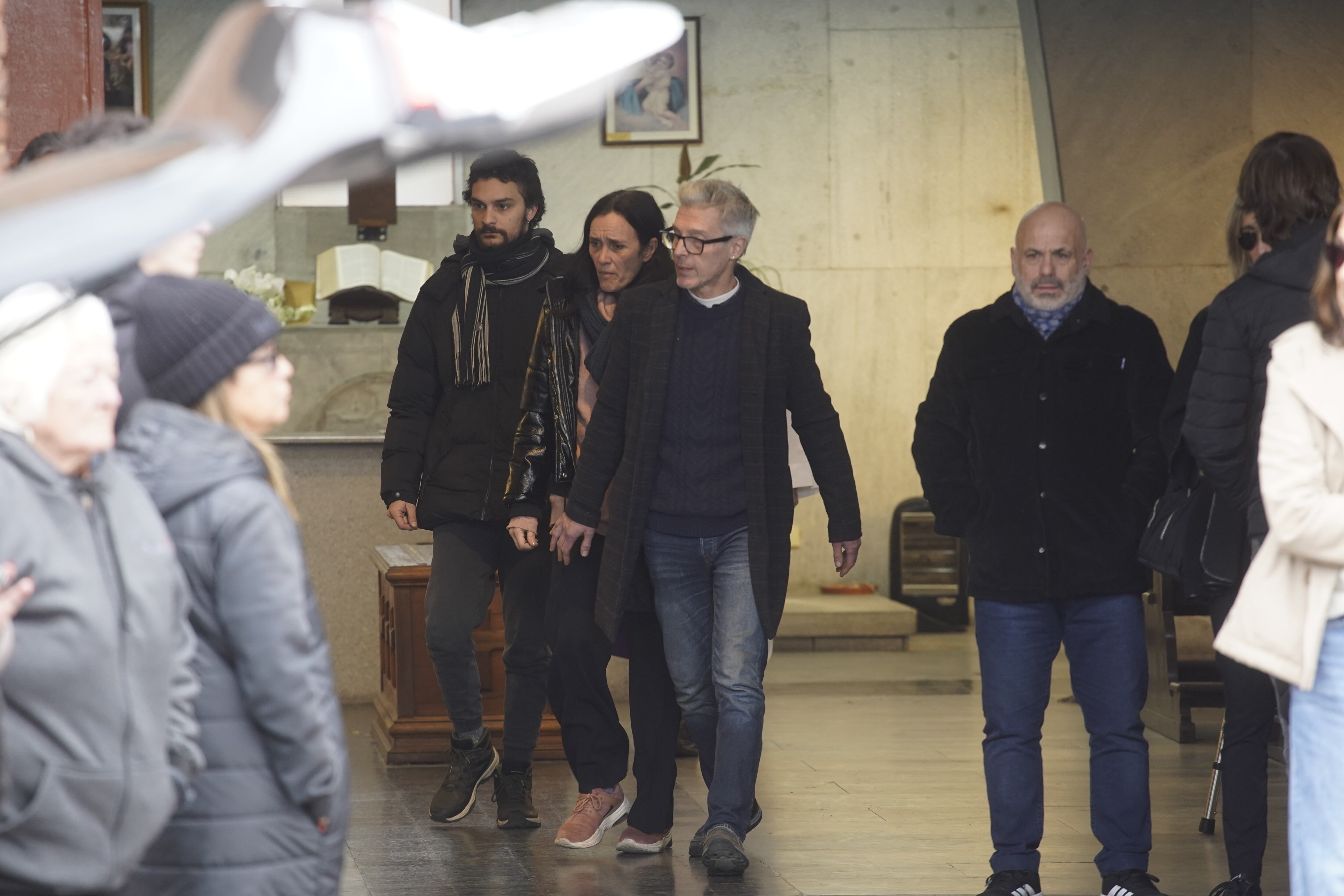 Federica Pais, hermana de la actriz, junto Facundo Echeguren, al comienzo de la ceremonia religiosa 