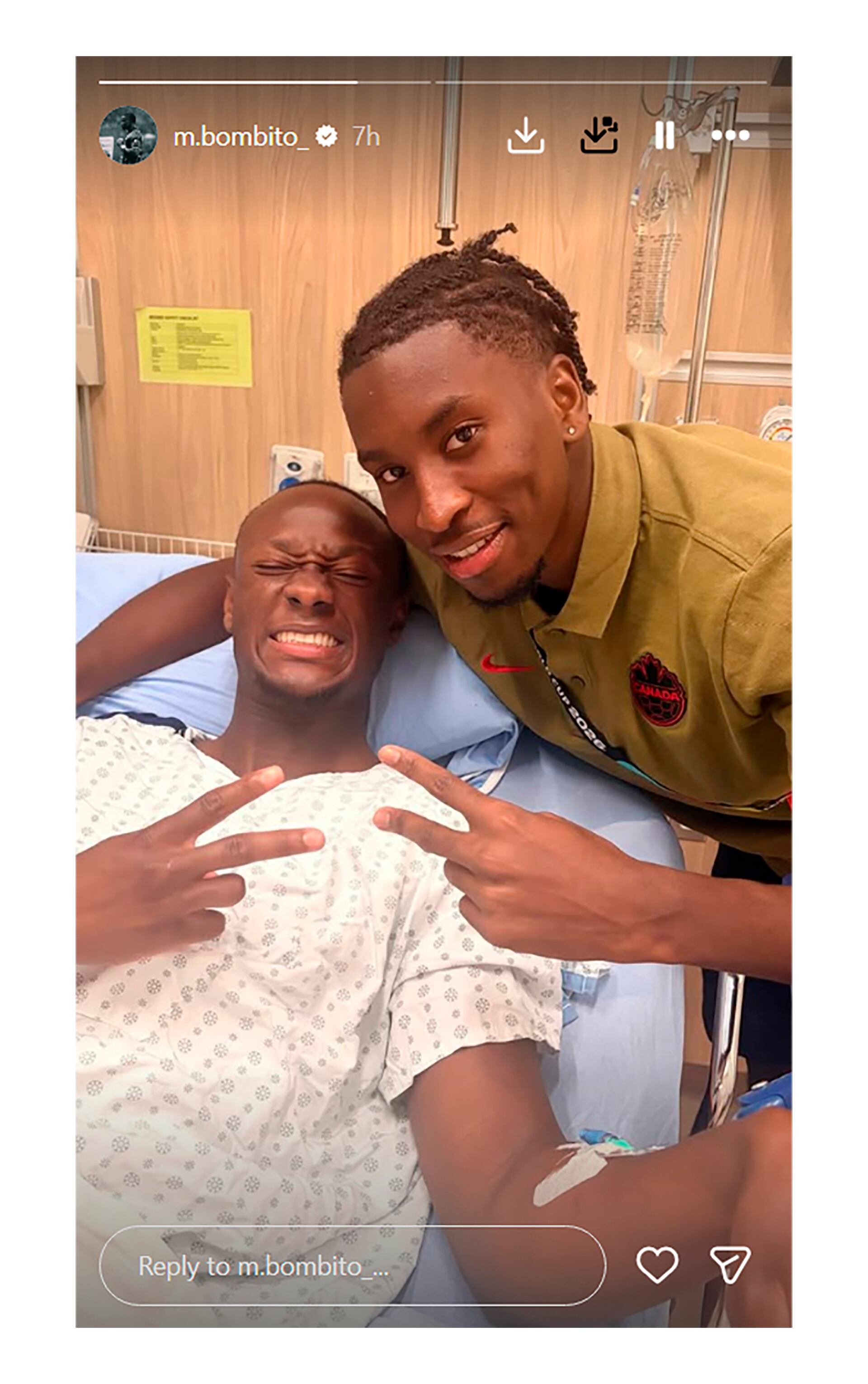 El futbolista canadiense Moise Bombito, uno de los primeros en acudir al hospital para visitar a su compañero en la selección Ismaël Koné (@m.bombito_)