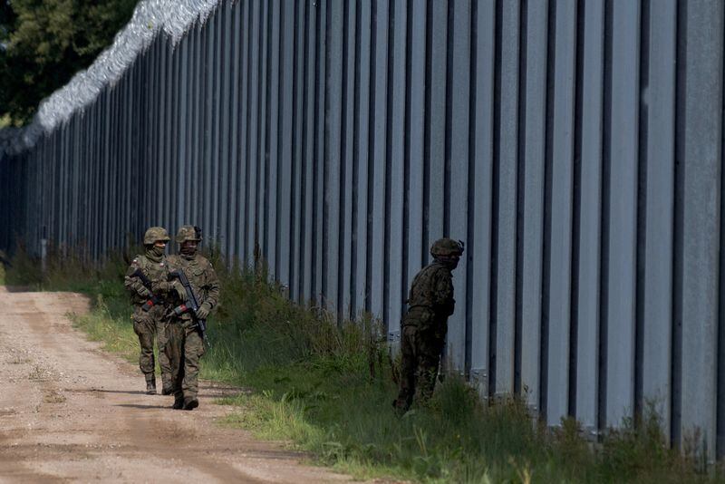 FOTO DE ARCHIVO: Soldados polacos patrullan a lo largo de la valla fronteriza en la frontera polaco-bielorrusa en Usnarz Gorny, Polonia, 30 de agosto de 2023
REUTERS/Kuba Stezycki/Foto de archivo