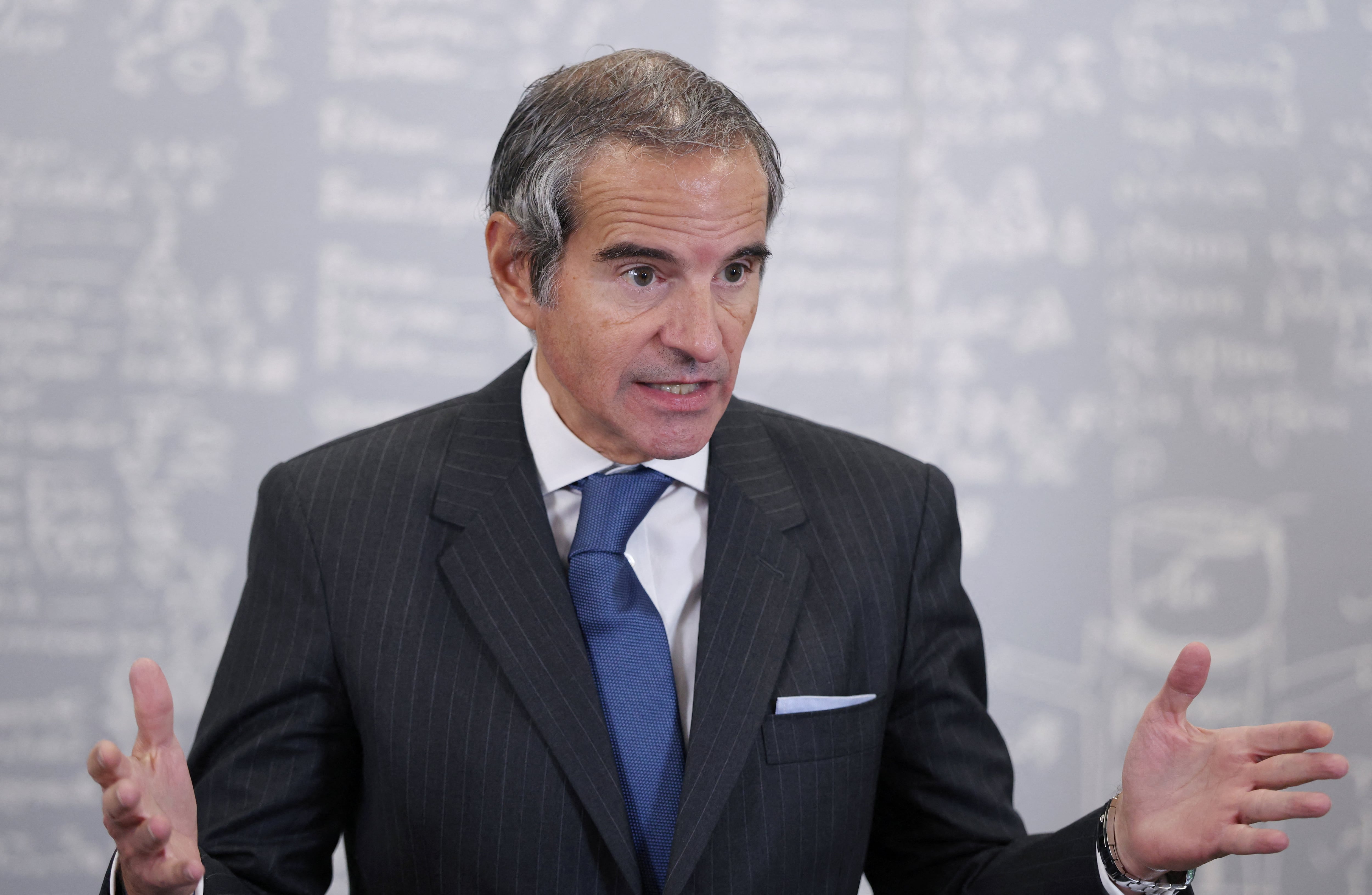 El director general del Organismo Internacional de Energía Atómica (OIEA), Rafael Grossi, habla con la prensa tras una reunión de trabajo en Moscú (REUTERS/Ramil Sitdikov)