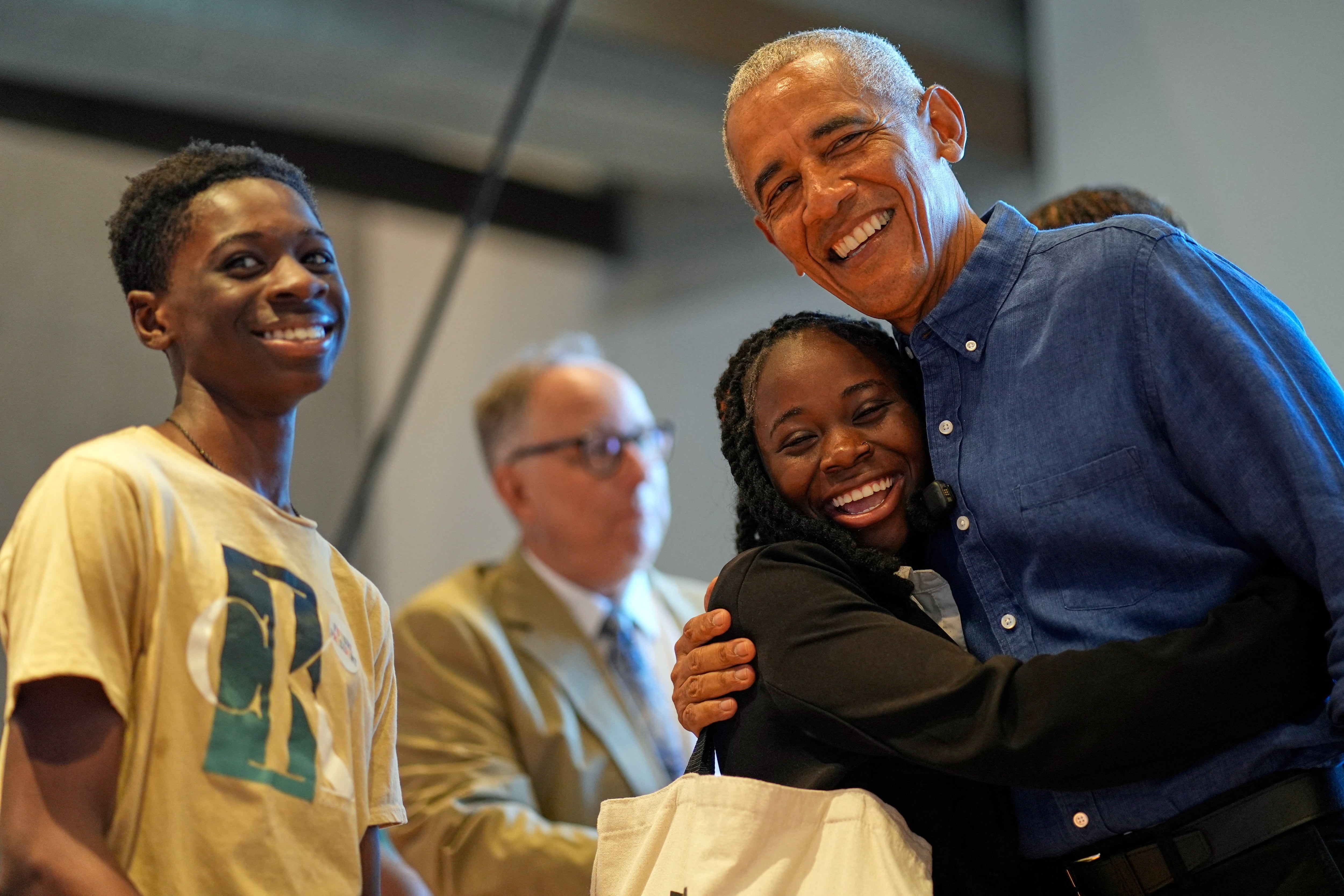 El ex presidente de Estados Unidos Barack Obama saluda al primer grupo de visitantes durante la apertura oficial del Centro Presidencial Obama en Chicago (REUTERS)