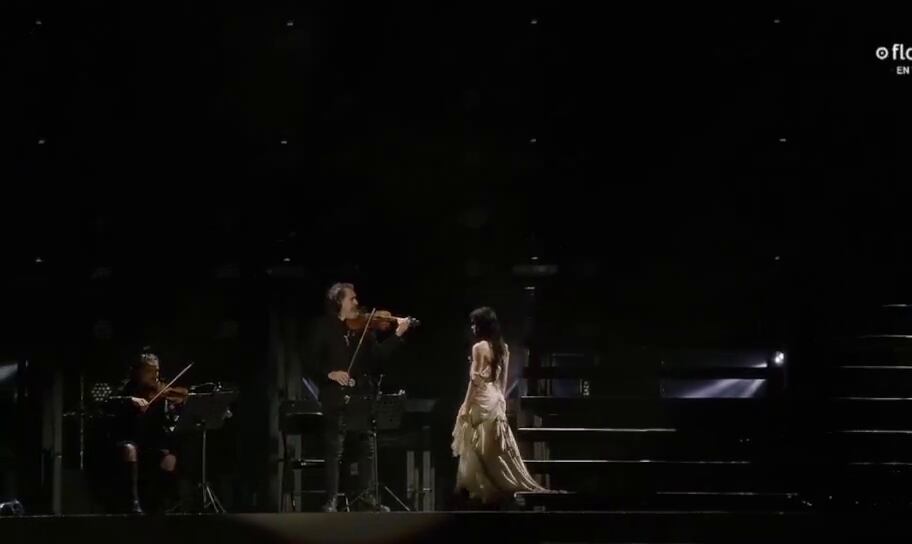 La escenografía sobria, la iluminación tenue y la puesta minimalista concentraron la atención en la voz de Lali y en el violín
