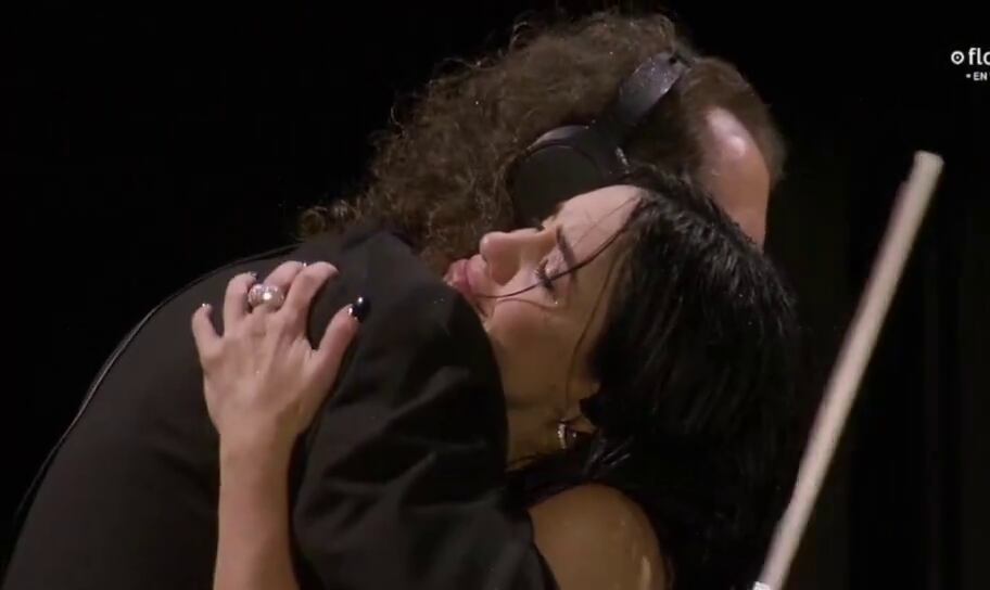 El abrazo final entre Lali y Javier Casalla selló una actuación que el público convirtió en uno de los instantes más recordados del concierto
