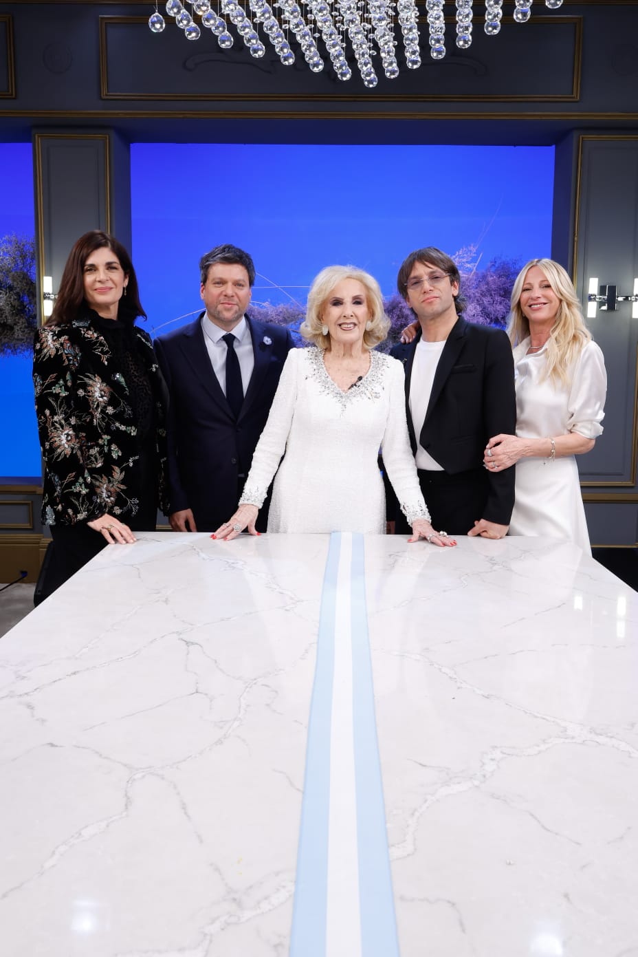 El look de Mirtha Legrand para celebrar el Día de la Bandera: vestido bordado en cristales y escarapela