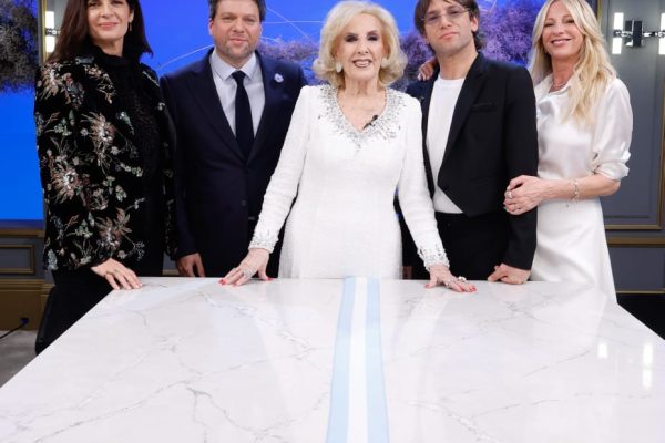 El look de Mirtha Legrand para celebrar el Día de la Bandera: vestido bordado en cristales y escarapela