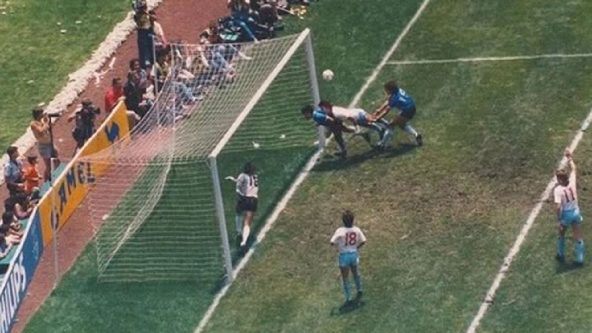 La increíble salvada de palomita del Vasco Olarticoechea ante la peligrosa entrada de Lineker con el partido 2-1 a minutos del final. Bautizada como 