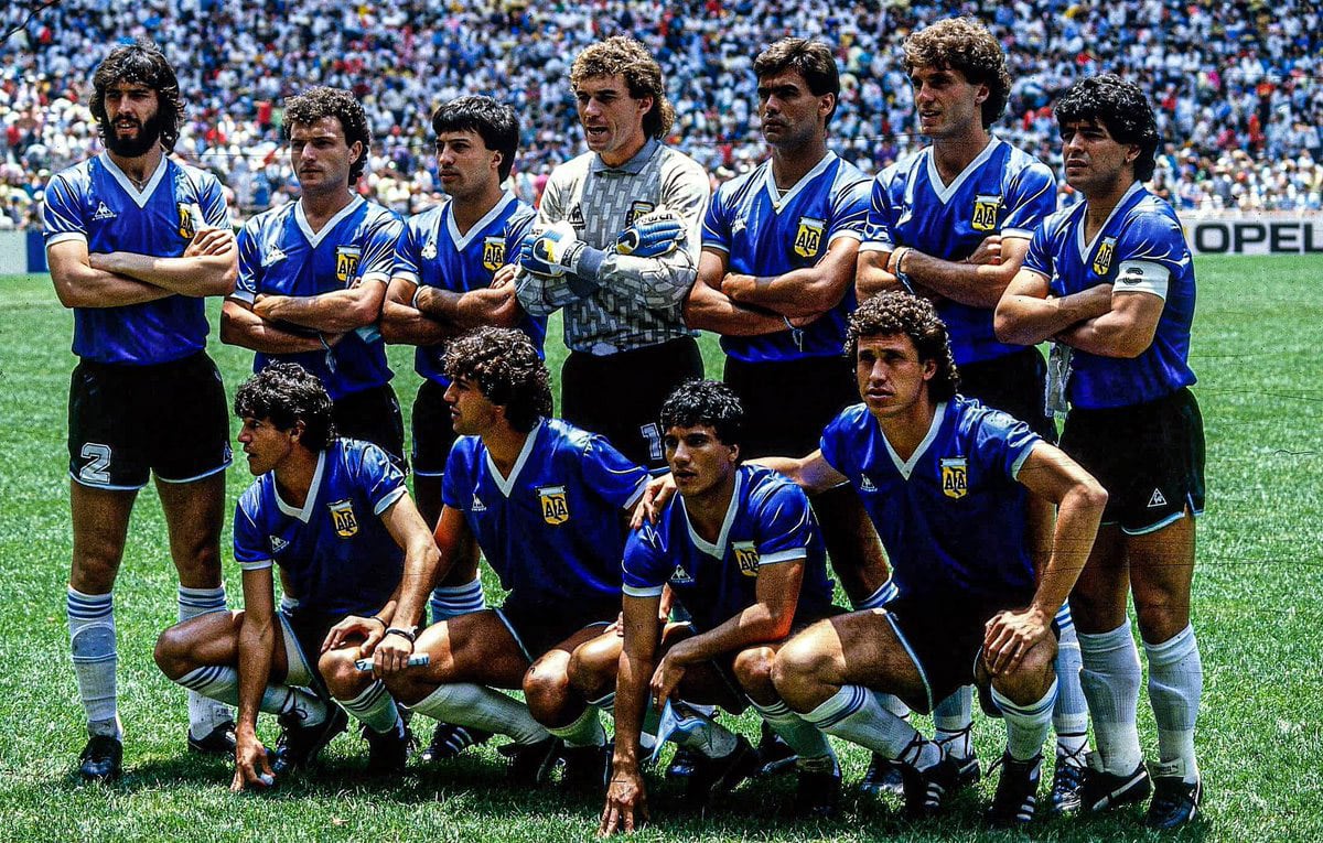 La formación de aquella tarde con la legendaria camiseta. Arriba: Sergio Batista, José Luis Cuciuffo, Julio Olarticoechea, Nery Pumpido, José Luis Brown, Oscar Ruggeri y Diego Maradona. Abajo: Jorge Burruchaga, Ricardo Giusti, Hector Enrique y Jorge Valdano