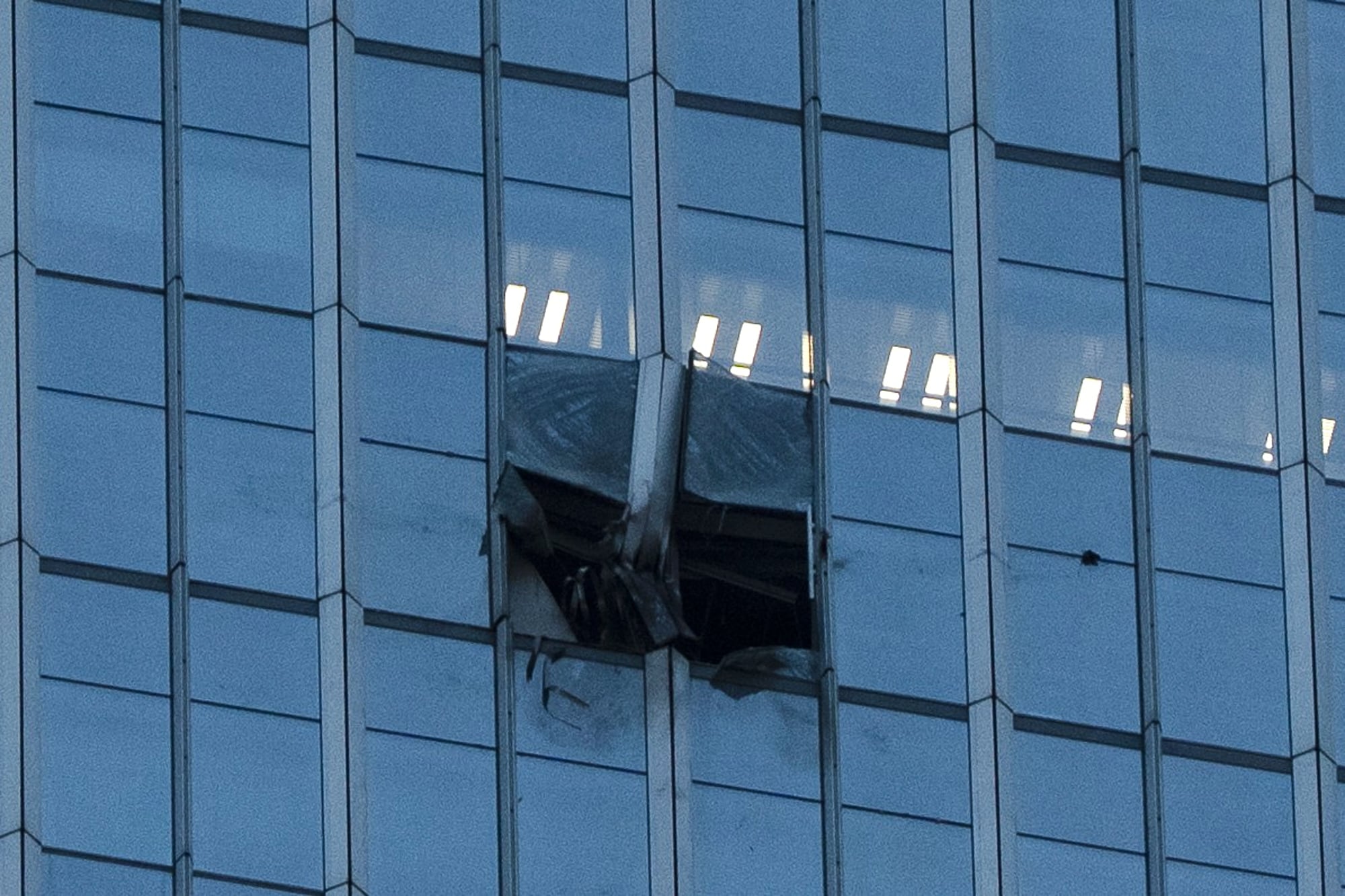 Vista de los daños en la estructura de la Torre Citic de Beijing el 26 de junio de 2026. El impacto a seis kilómetros de la sede del poder político dejó un muerto y 13 heridos. (AP Foto/Han Guan Ng)