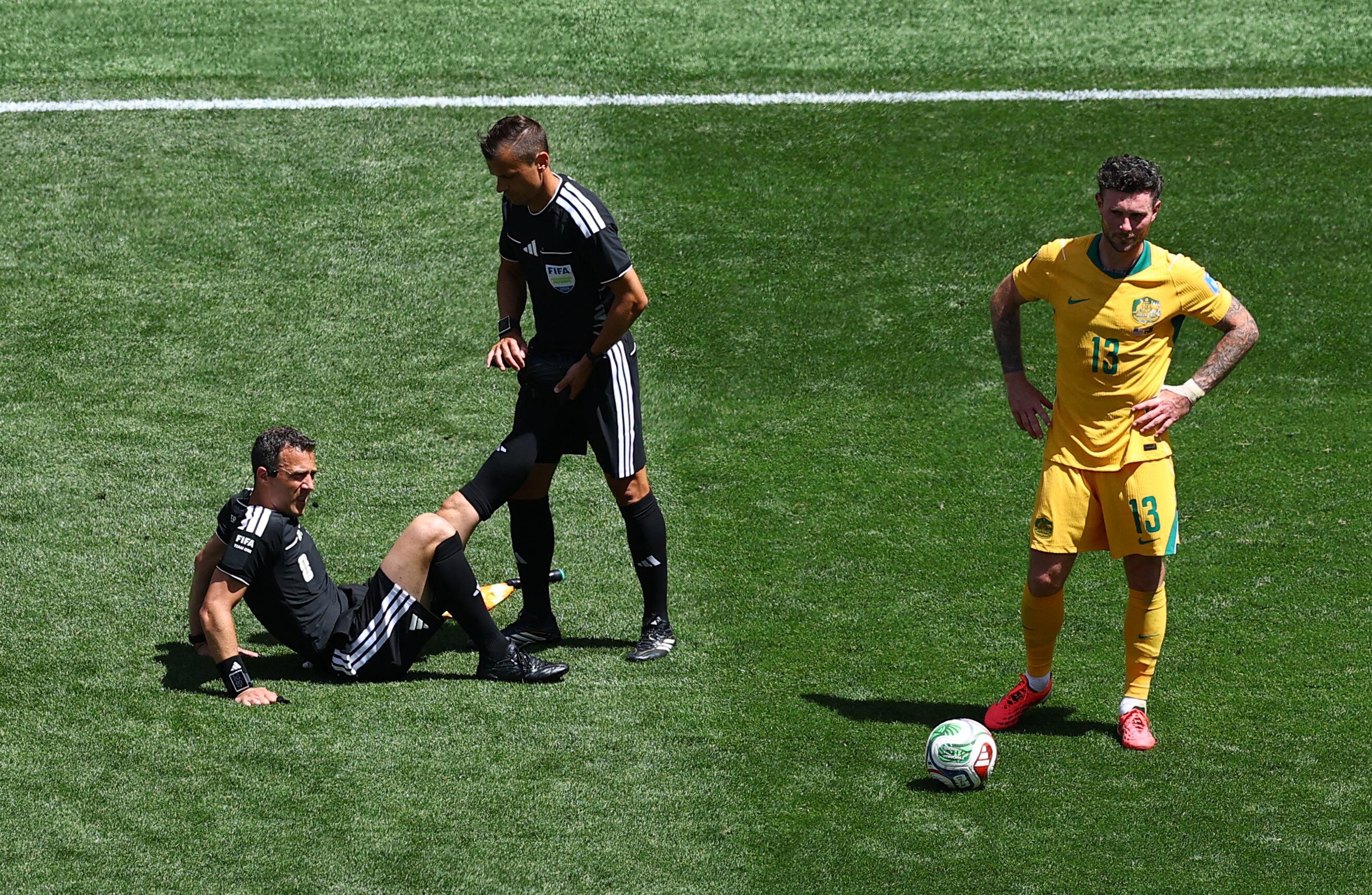 El árbitro Felix Zwayer acusa una lesión y se deja caer en el césped (Crédito: Reuters/Agustin Marcarian)