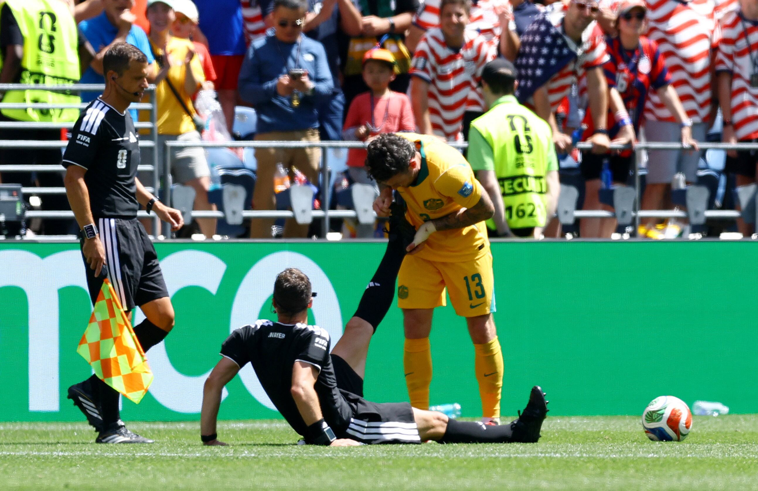 Aiden O'Neill asiste al árbitro en el campo de juego (Crédito: Reuters/Albert Gea)