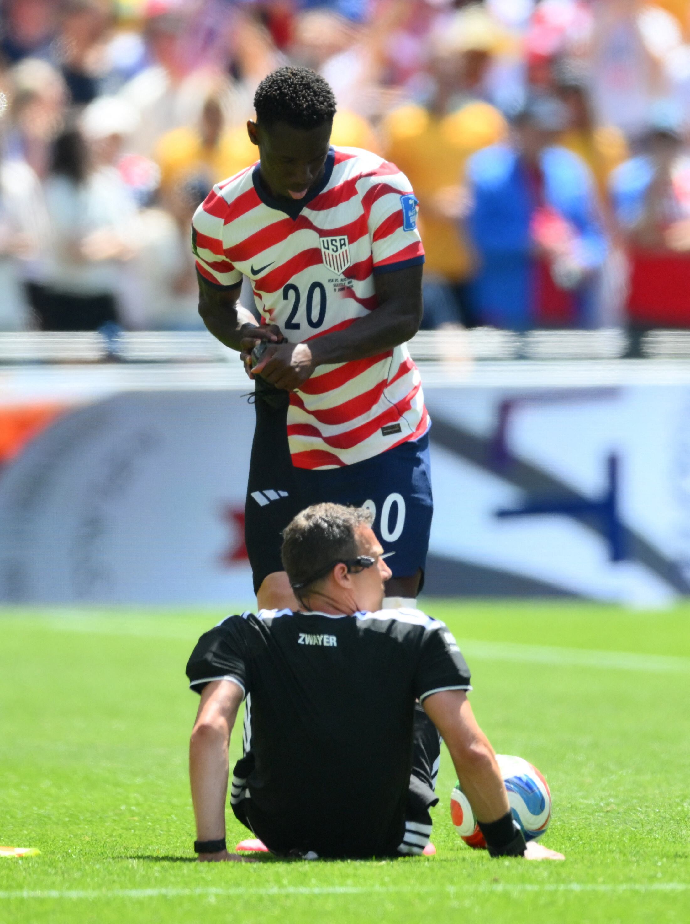 Folarin Balogun fue otro de los jugadores que se acercó para atender a Zwayer (Crédito: Reuters/Steven Bisig)