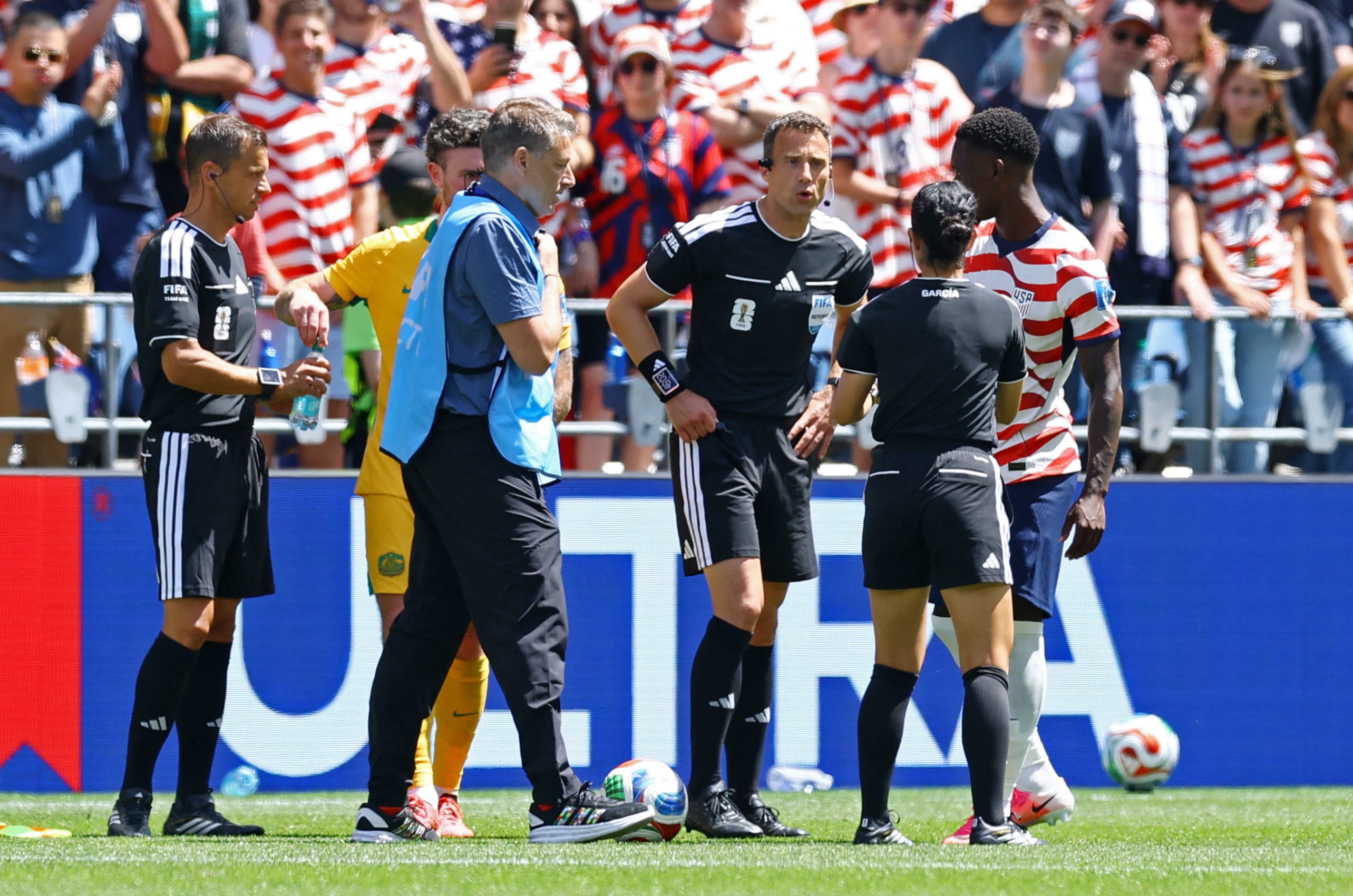 Finalmente, Felix Zwayer pudo continuar el juego en su función de árbitro principal (Crédito: Reuters/Albert Gea)