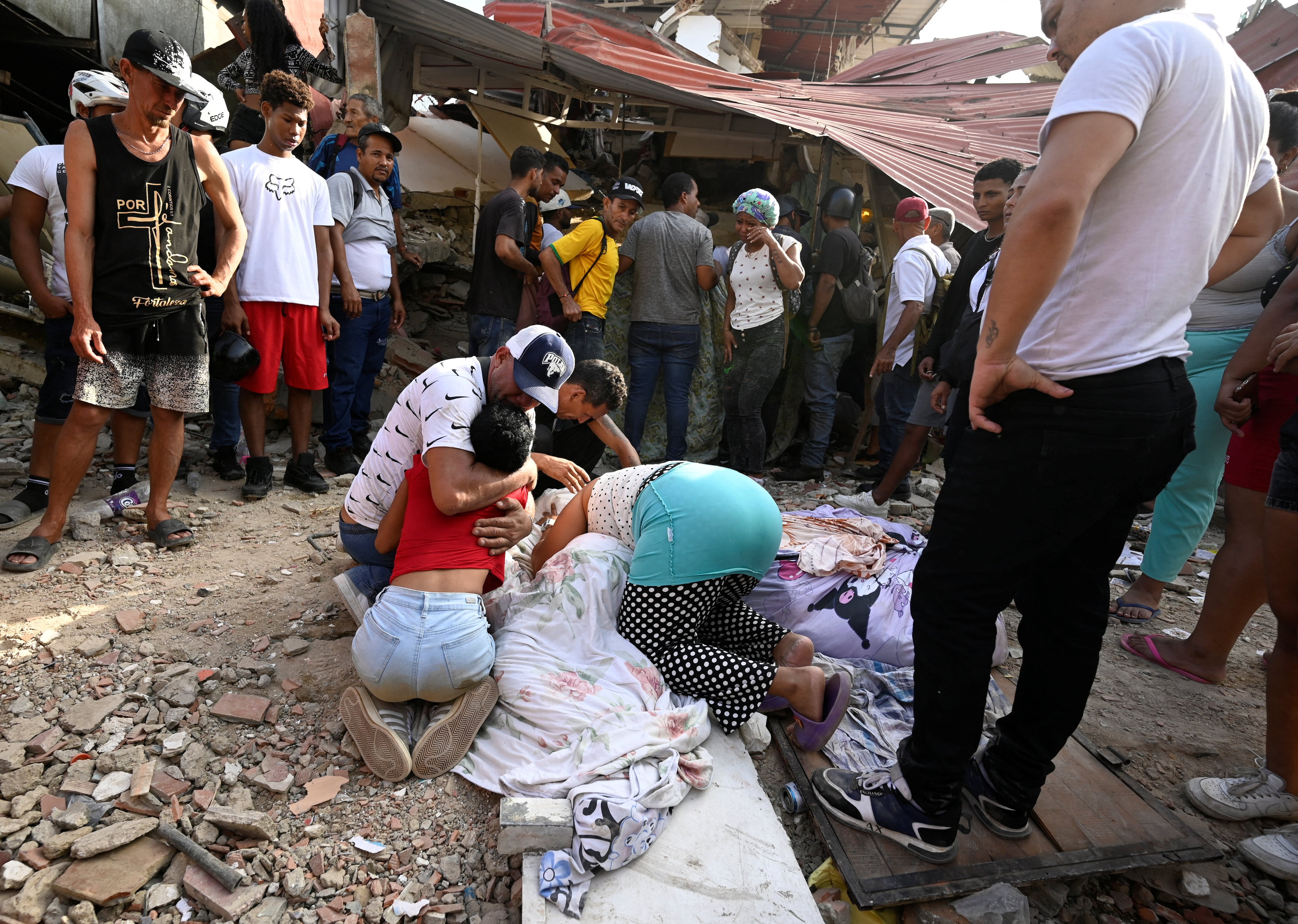 Escenas de dolor en La Guaira, donde familiares despiden a una de las víctimas de los potentes terremotos registrados en Venezuela (REUTERS)