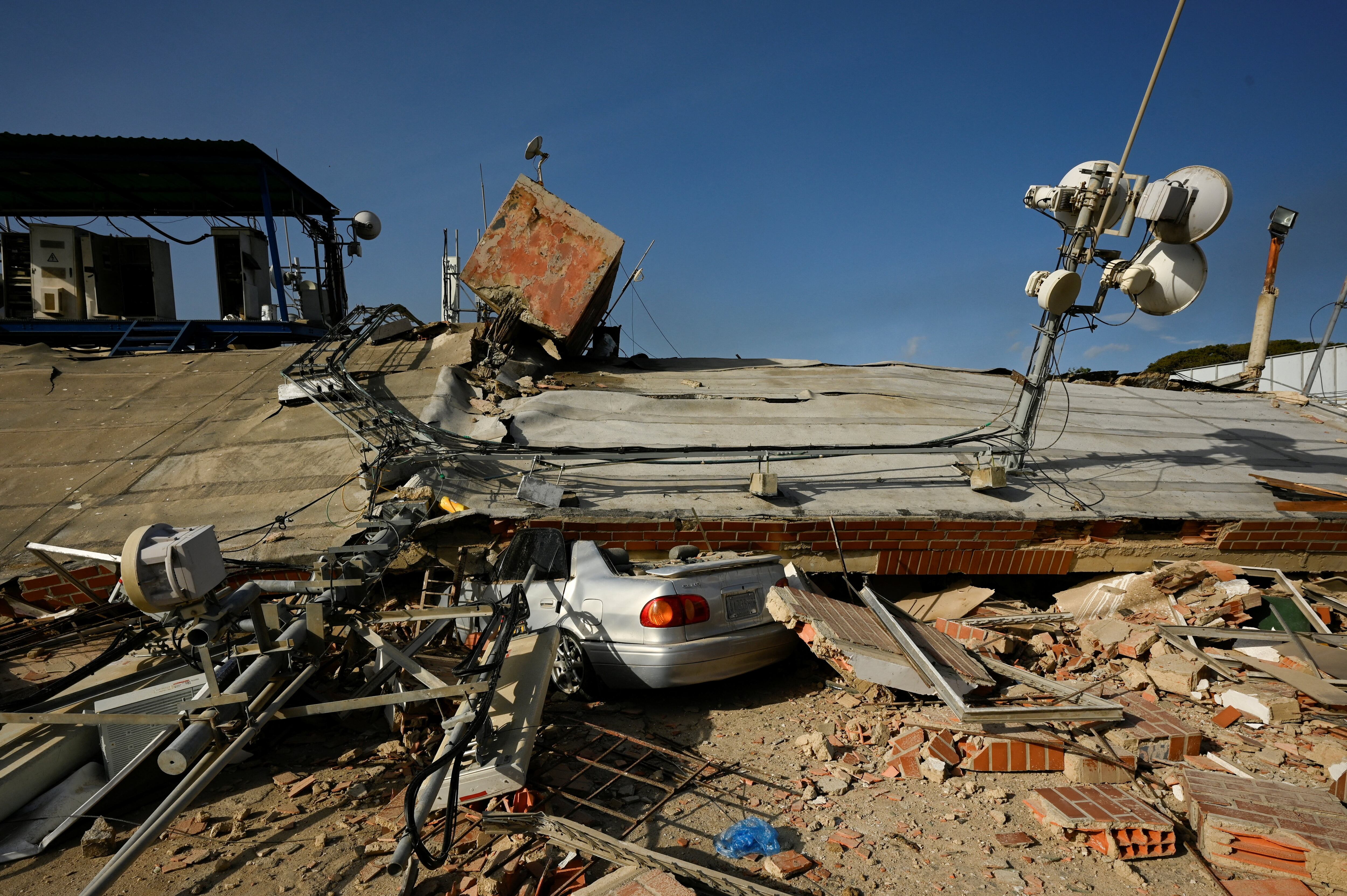 La fuerza de los sismos redujo edificios a escombros y dejó vehículos sepultados en La Guaira (REUTERS)