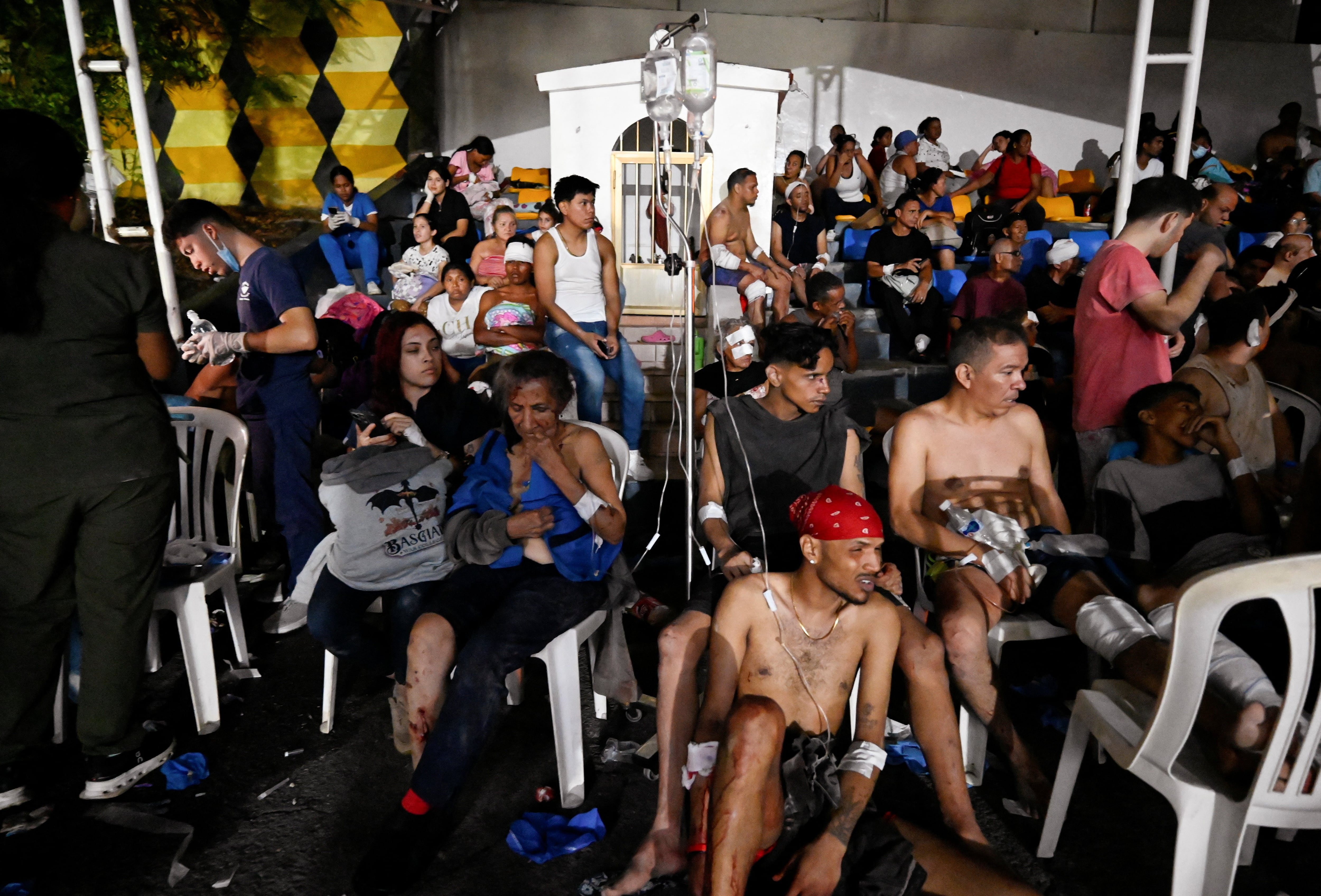 Pacientes reciben atención médica en un hospital de campaña instalado en La Guaira tras los terremotos que golpearon el norte de Venezuela (REUTERS)