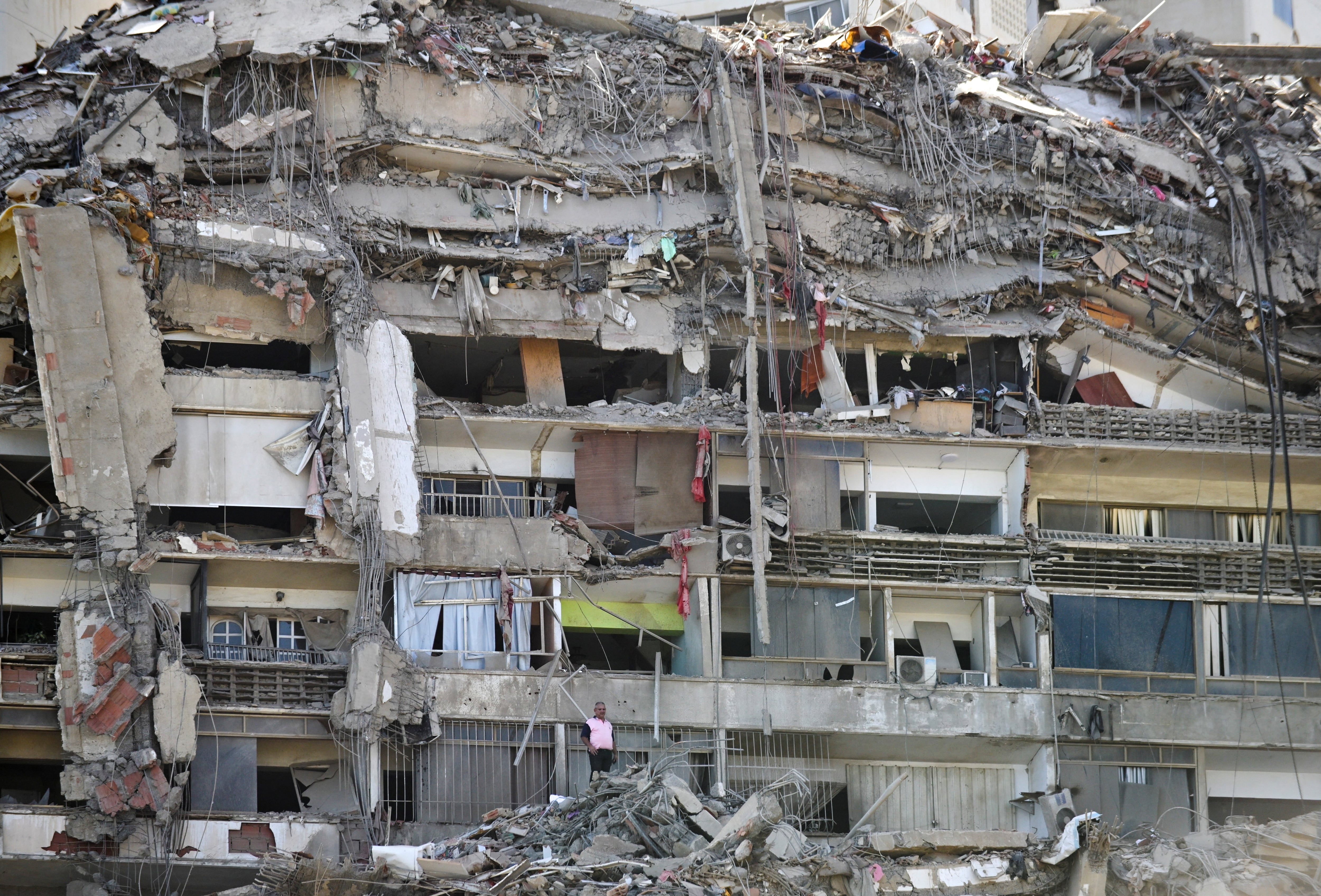 Un hombre observa los escombros de edificios destruidos en La Guaira, una de las zonas más afectadas por los terremotos que sacudieron Venezuela (REUTERS)