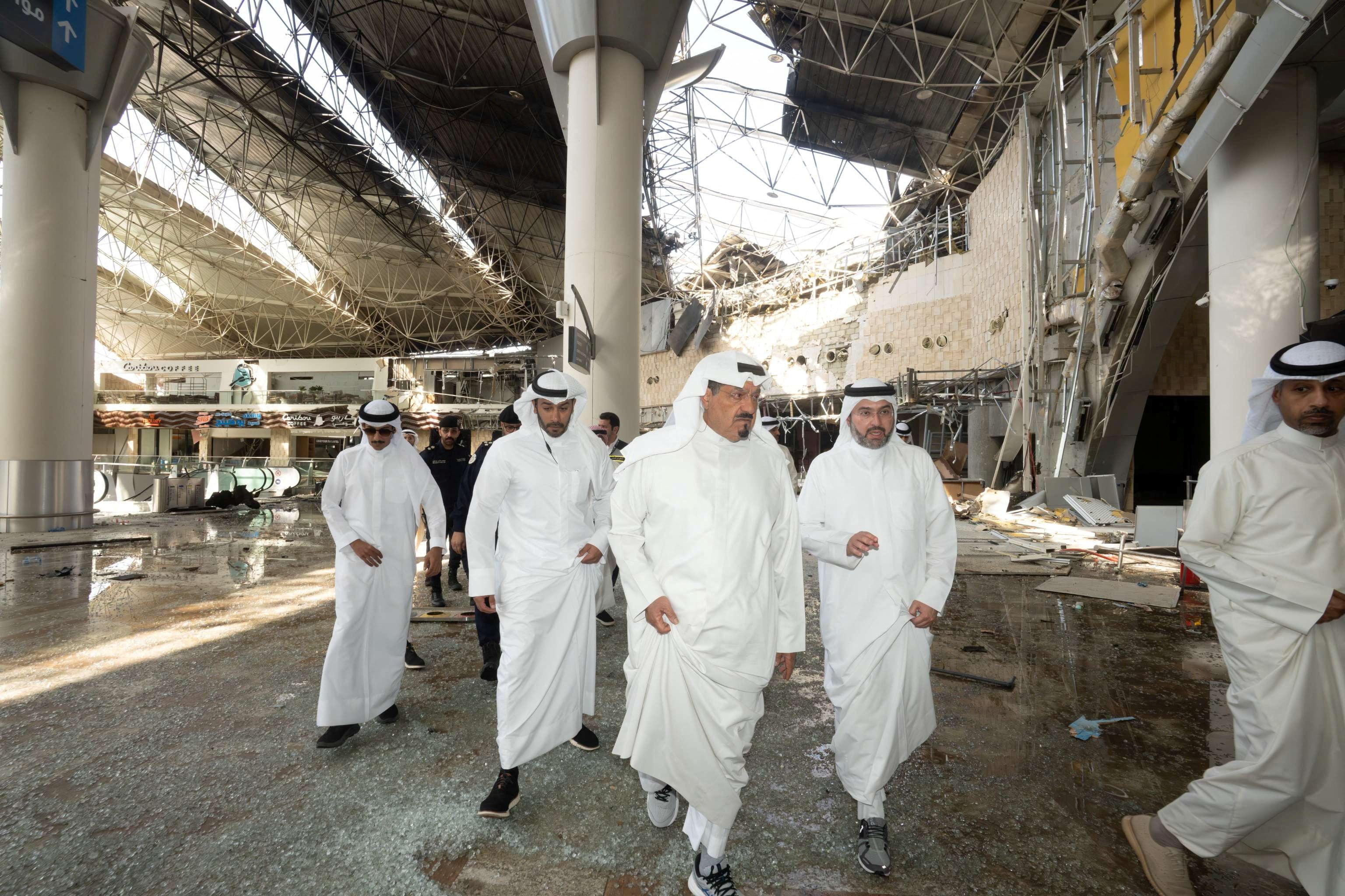 Funcionarios kuwaitíes inspeccionan los daños en una terminal del Aeropuerto Internacional de Kuwait tras un ataque con drones y misiles, en la ciudad de Kuwait, Kuwait, 3 de junio de 2026 (REUTERS)