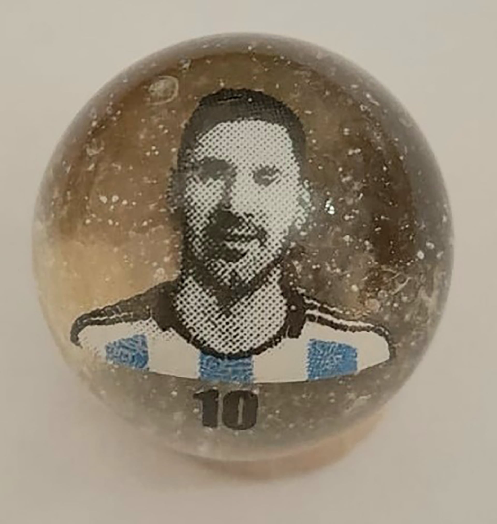 La bolita de Messi, con el 10, bien orgulloso