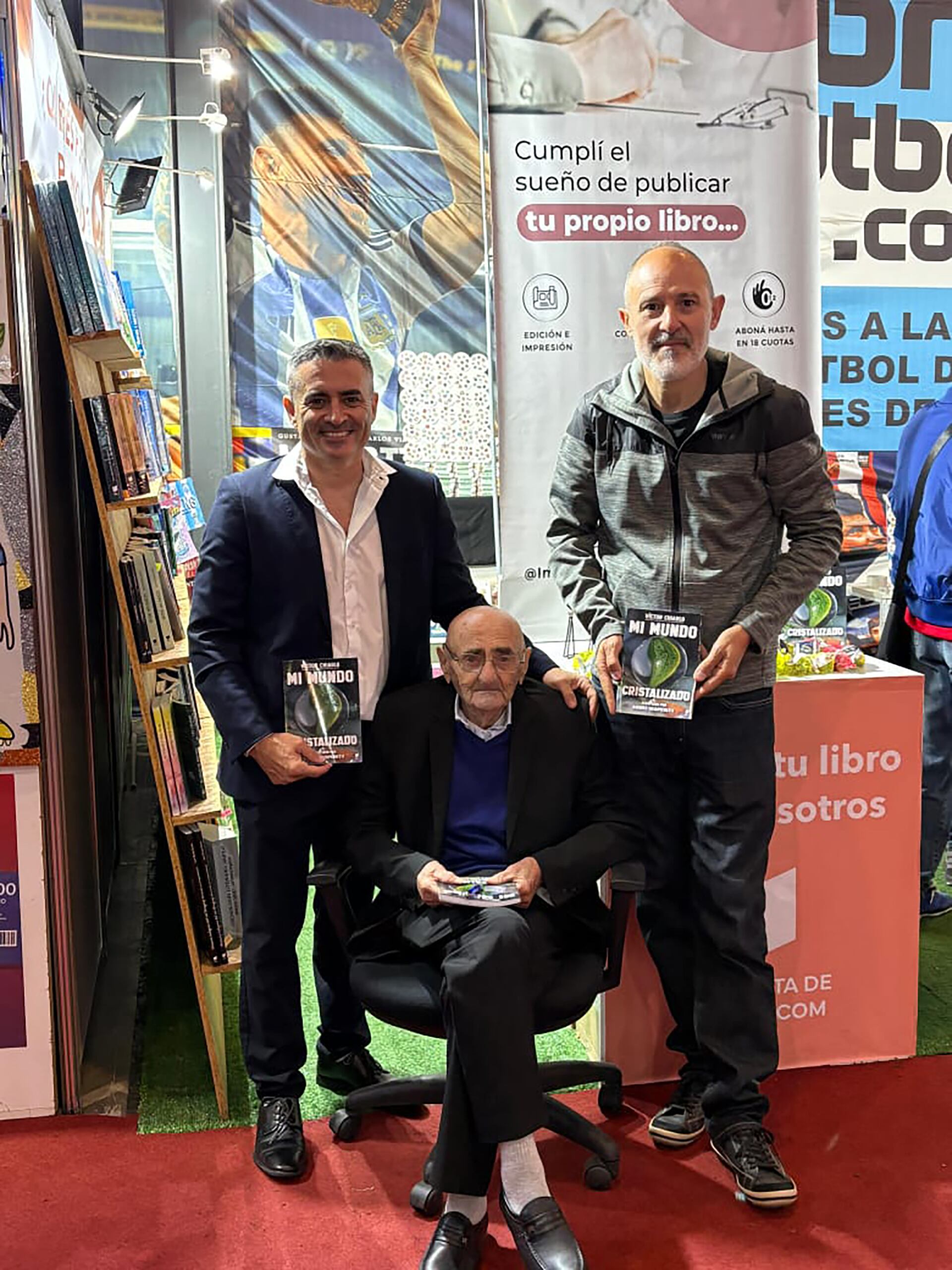 Victor Chiarlo, de 95 años, su hijo Lucas, y Andrés Sciapichetti, redactor de la obra, durante la presentación en la última Feria del Libro 