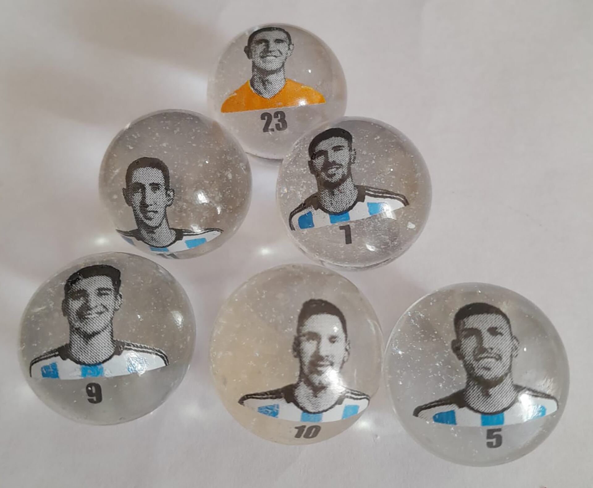 Los rostros de los héroes de La Scaloneta, dentro de las bolitas