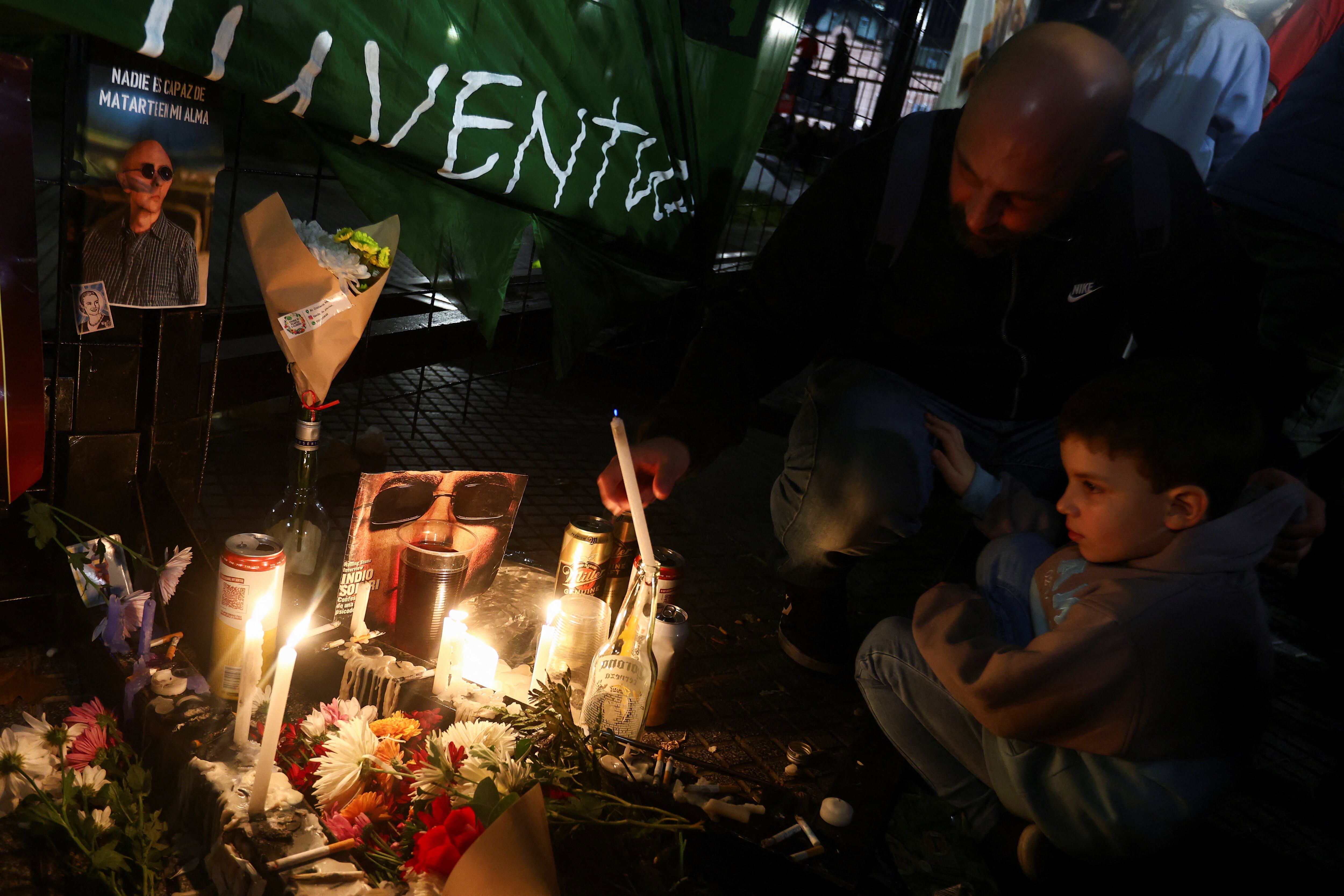 Durante la misa ricotera en Plaza de Mayo, los fanáticos prendieron velas en honor al músico (REUTERS)