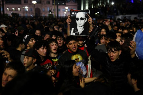 El país despide al Indio Solari: banderazos, velorio y show de Los Fundamentalistas tras la multitud en Plaza de Mayo