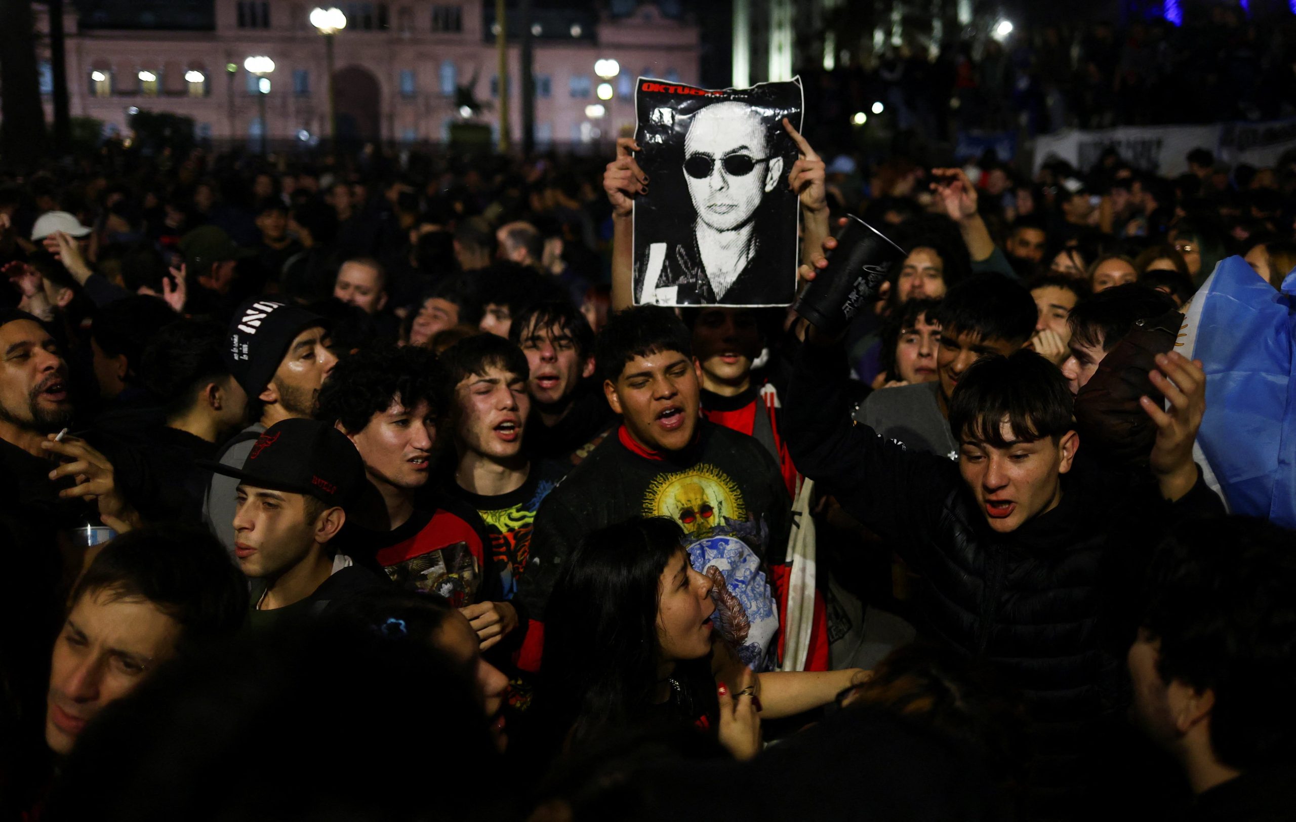 El país despide al Indio Solari: banderazos, velorio y show de Los Fundamentalistas tras la multitud en Plaza de Mayo