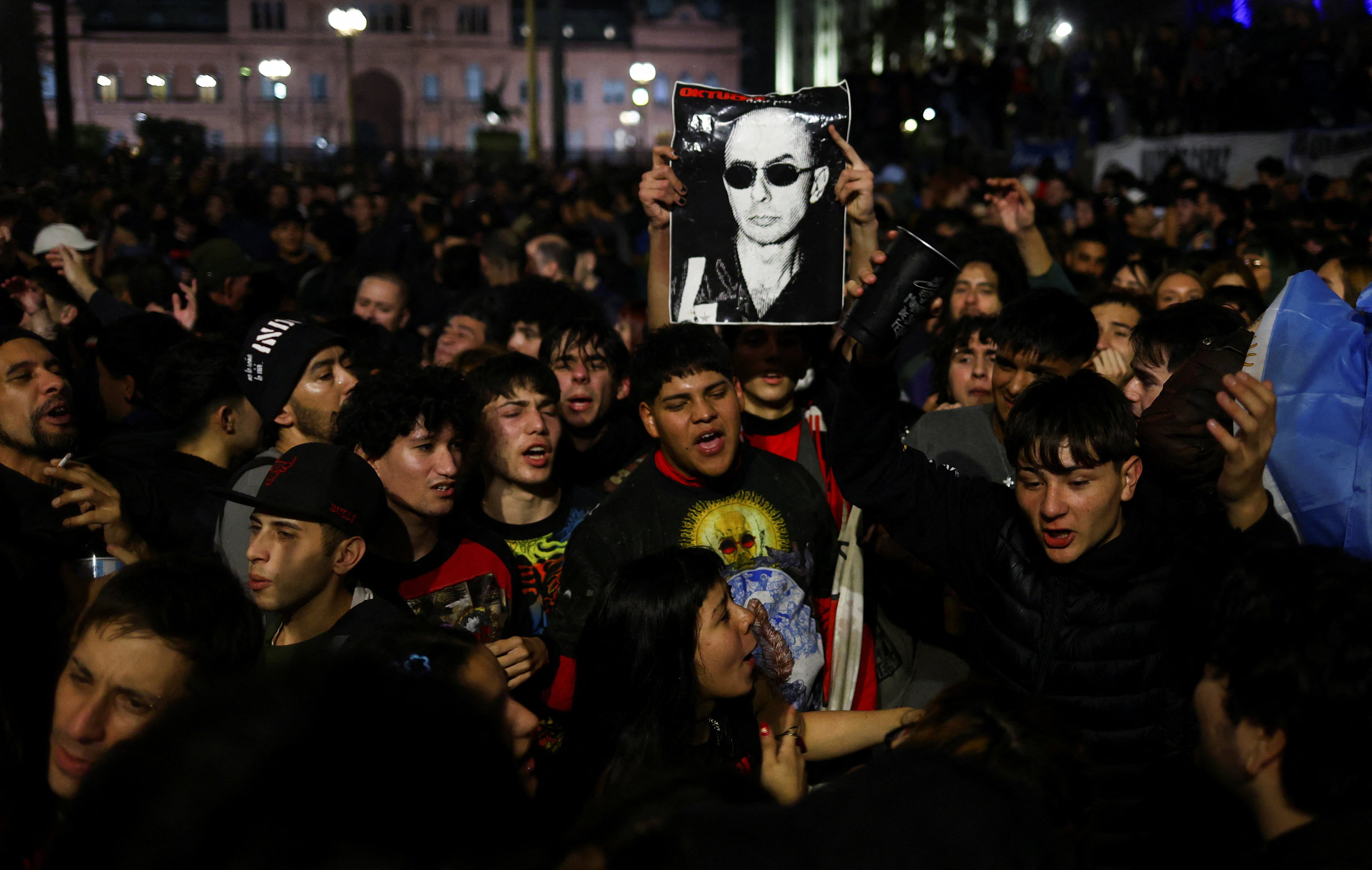 Gente de todas las edades y de diferentes zonas de Buenos Aires se congregaron en la Plaza de Mayo para despedir al Indio (REUTERS)