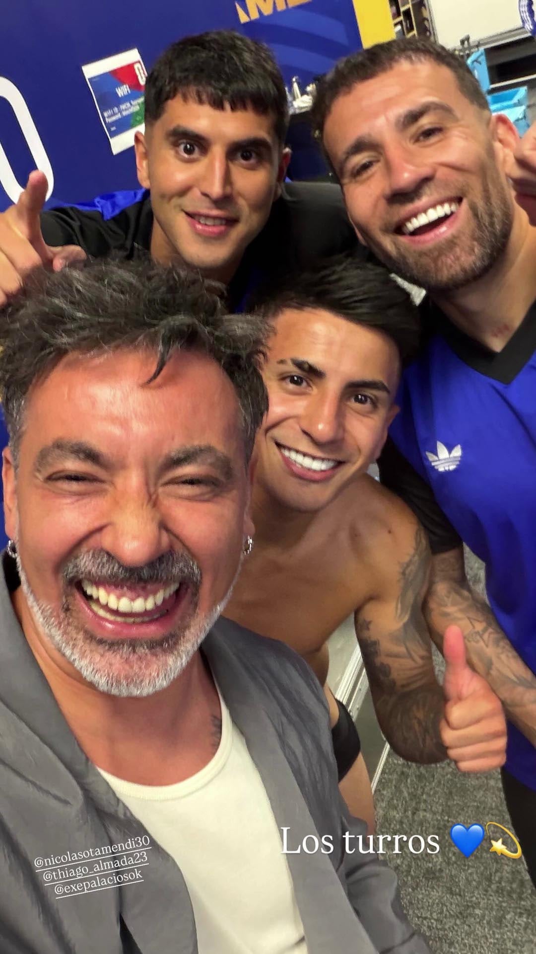 Nicolás Otamendi, Thiago Almada, Exequiel Palacios y Lavezzi sonríen en una selfie tras la victoria frente a Jordania 