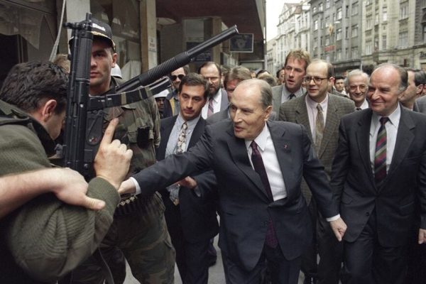 El peligroso y heroico viaje en plena guerra del Presidente de Francia a Sarajevo