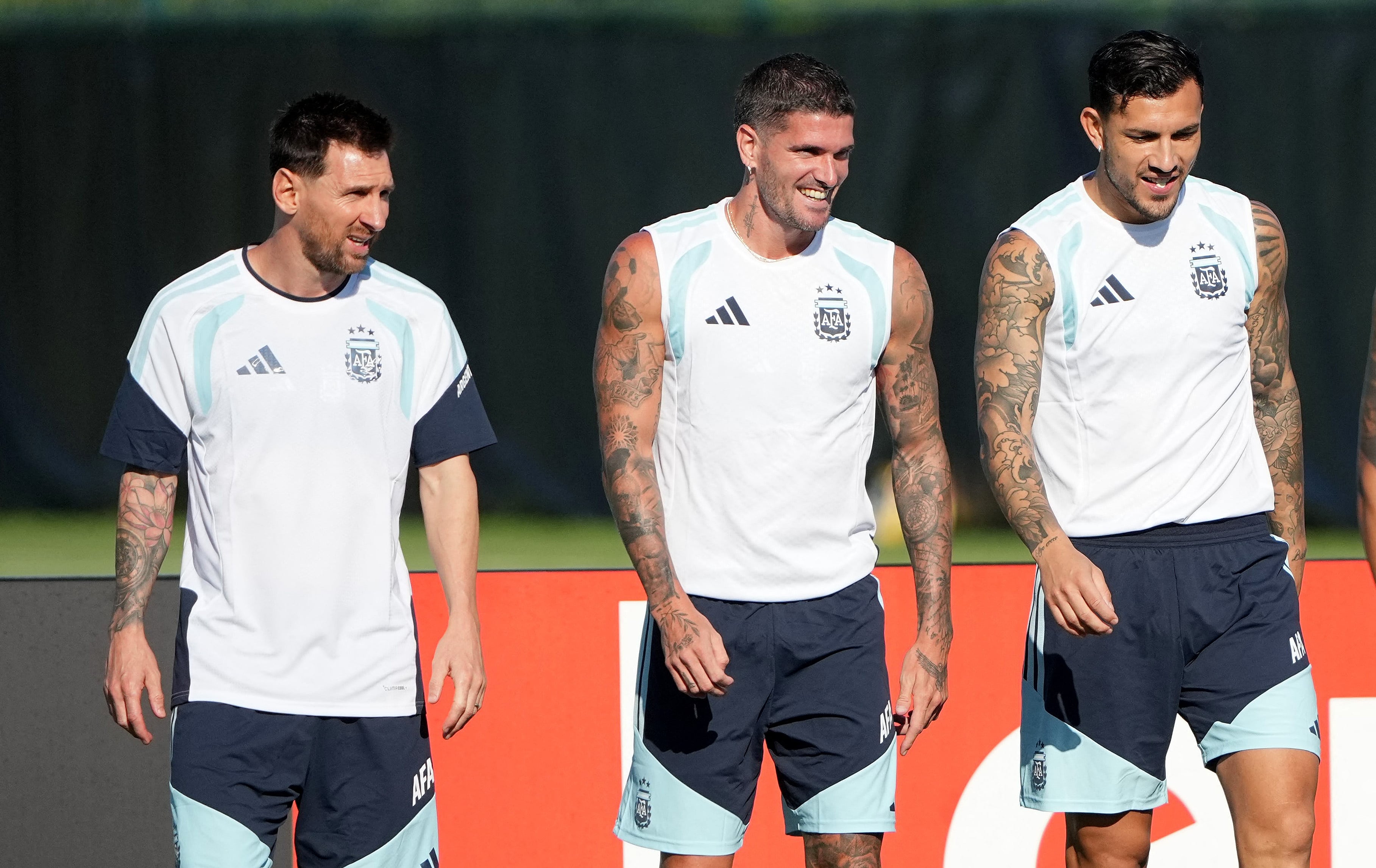 Lionel Messi junto a Rodrigo De Paul y Leandro Paredes (Reuters/Denny Medley)