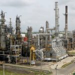 El precio del petróleo se desploma tras el anuncio de acuerdo entre EEUU e Irán y el alivio en el estrecho de Ormuz