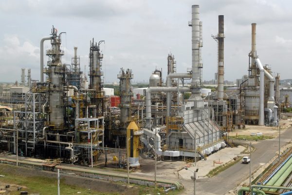 El precio del petróleo se desploma tras el anuncio de acuerdo entre EEUU e Irán y el alivio en el estrecho de Ormuz