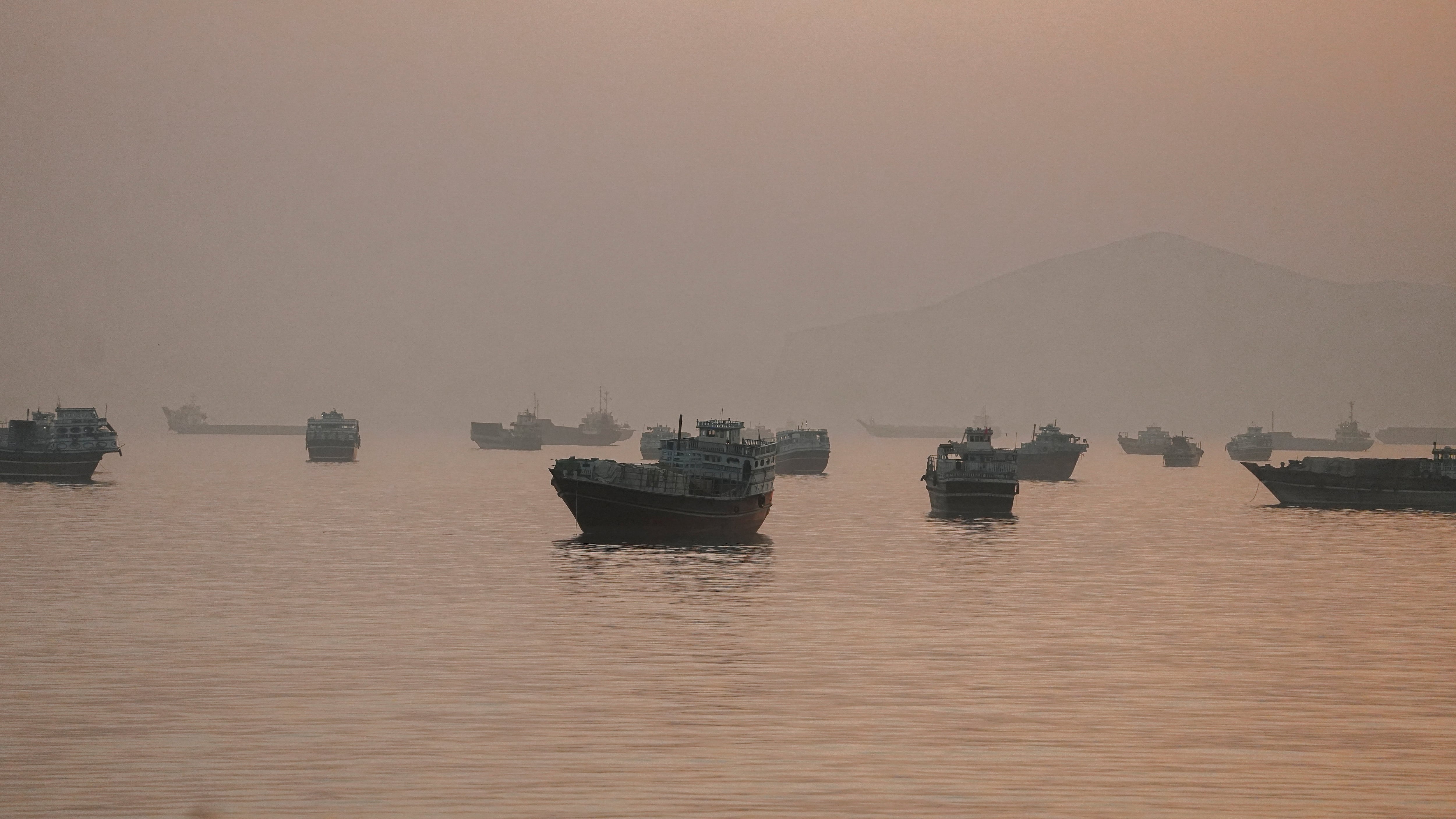 Imagen de archivo de buques anclados en el estrecho de Ormuz, visto desde Musandam, Omán. 3 junio 2026. REUTERS/Stringer