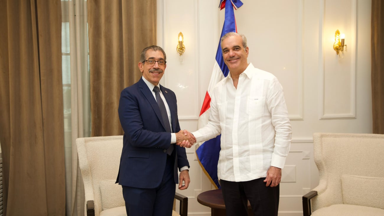El presidente recibió a Jorge Asjana David y ratificó apoyo para fortalecer la educación superior pública, con una ruta de trabajo que busca modernización, calidad académica y mayor vínculo con las necesidades del país (Cortesía: Gobierno de República Dominicana)