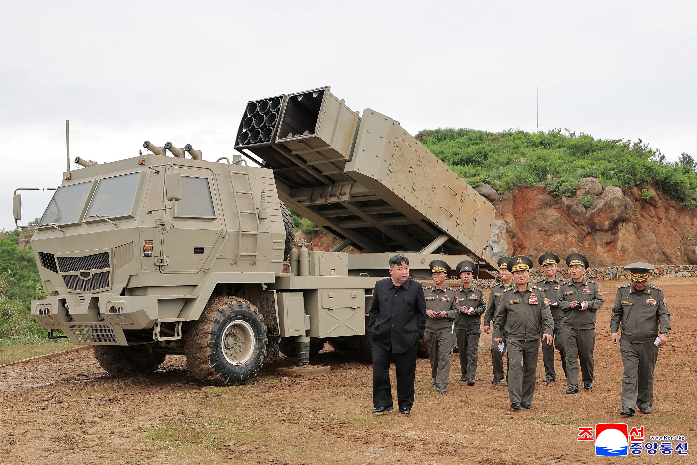 El líder norcoreano Kim Jong Un supervisa los lanzamientos de prueba de una combinación de misiles balísticos tácticos, cohetes de artillería y misiles de crucero de precisión en un lugar no revelado de Corea del Norte, el 26 de mayo de 2026, según esta fotografía publicada el 27 de mayo de 2026 por la agencia oficial de noticias norcoreana KCNA. KCNA vía REUTERS
