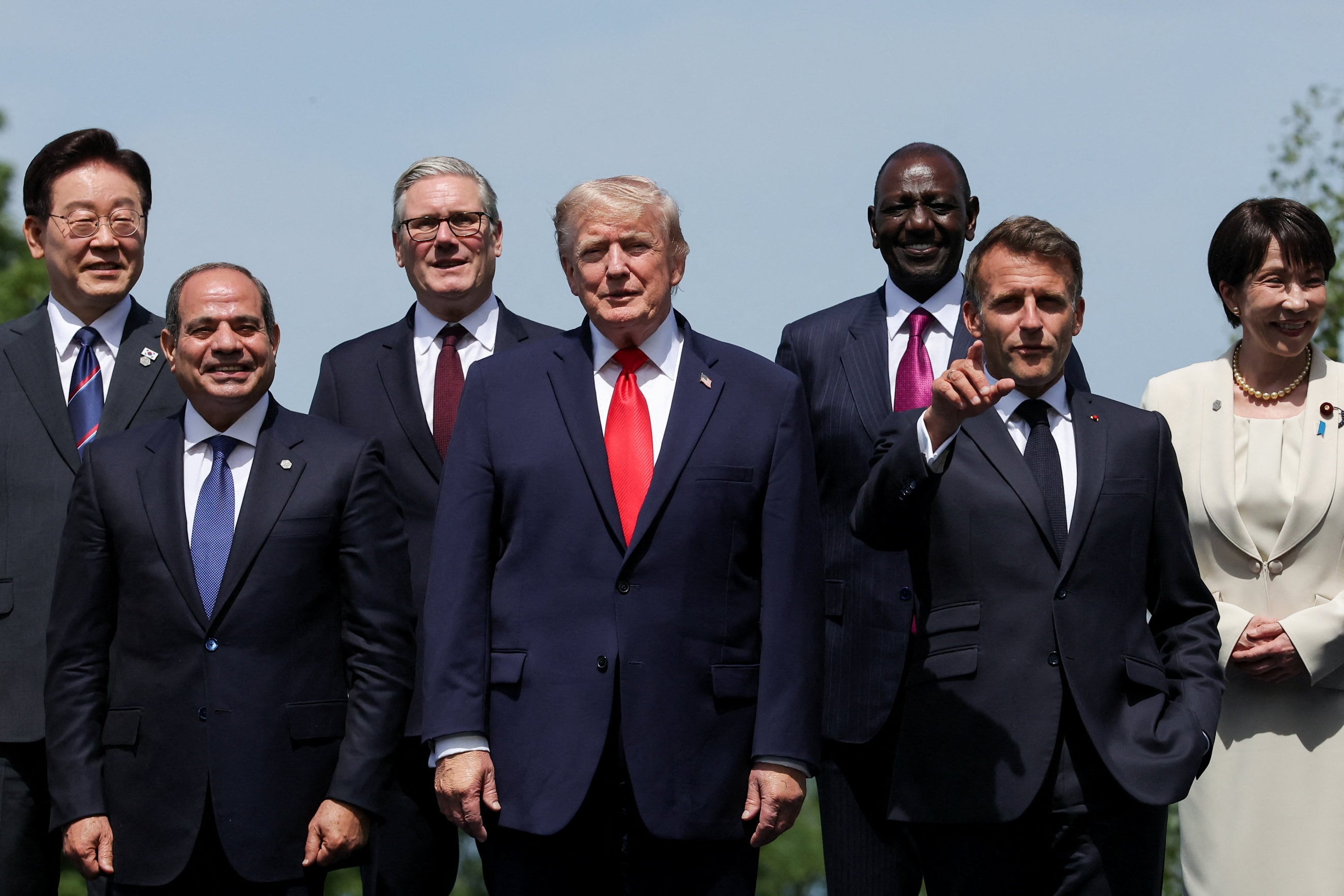 El presidente estadounidense Donald Trump (centro) y su par surcoreano Lee Jae-myung (arriba a la izquieda) en la cumbre del G7 (REUTERS/Christian Hartmann)