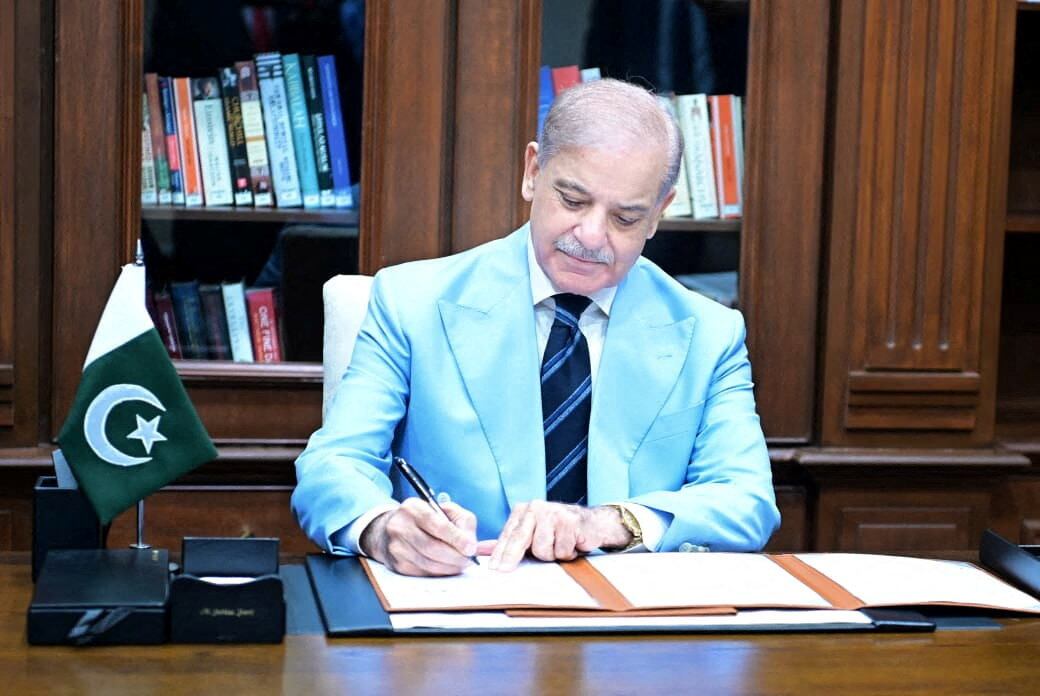 El primer ministro de Pakistán, Shehbaz Sharif, firmó el Memorando de Entendimiento de Islamabad (MoU de Islamabad) en calidad de mediador, el 18 de junio de 2026 (Departamento de Información de Prensa (PID)/Imagen facilitada vía REUTERS)