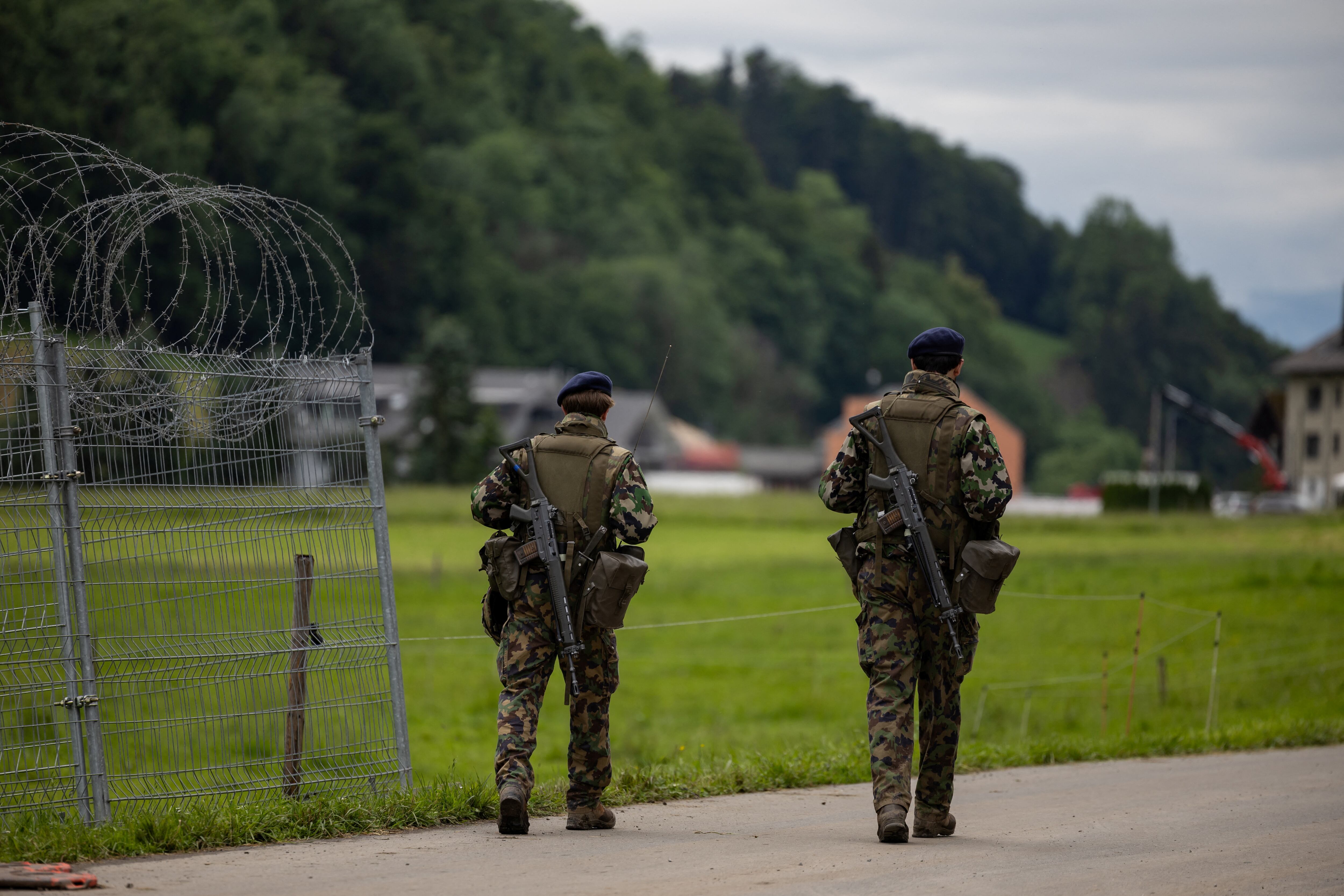 Personal de seguridad en el complejo alpino de Burgenstock, en Suiza (REUTERS/Pierre Albouy/Archivo)