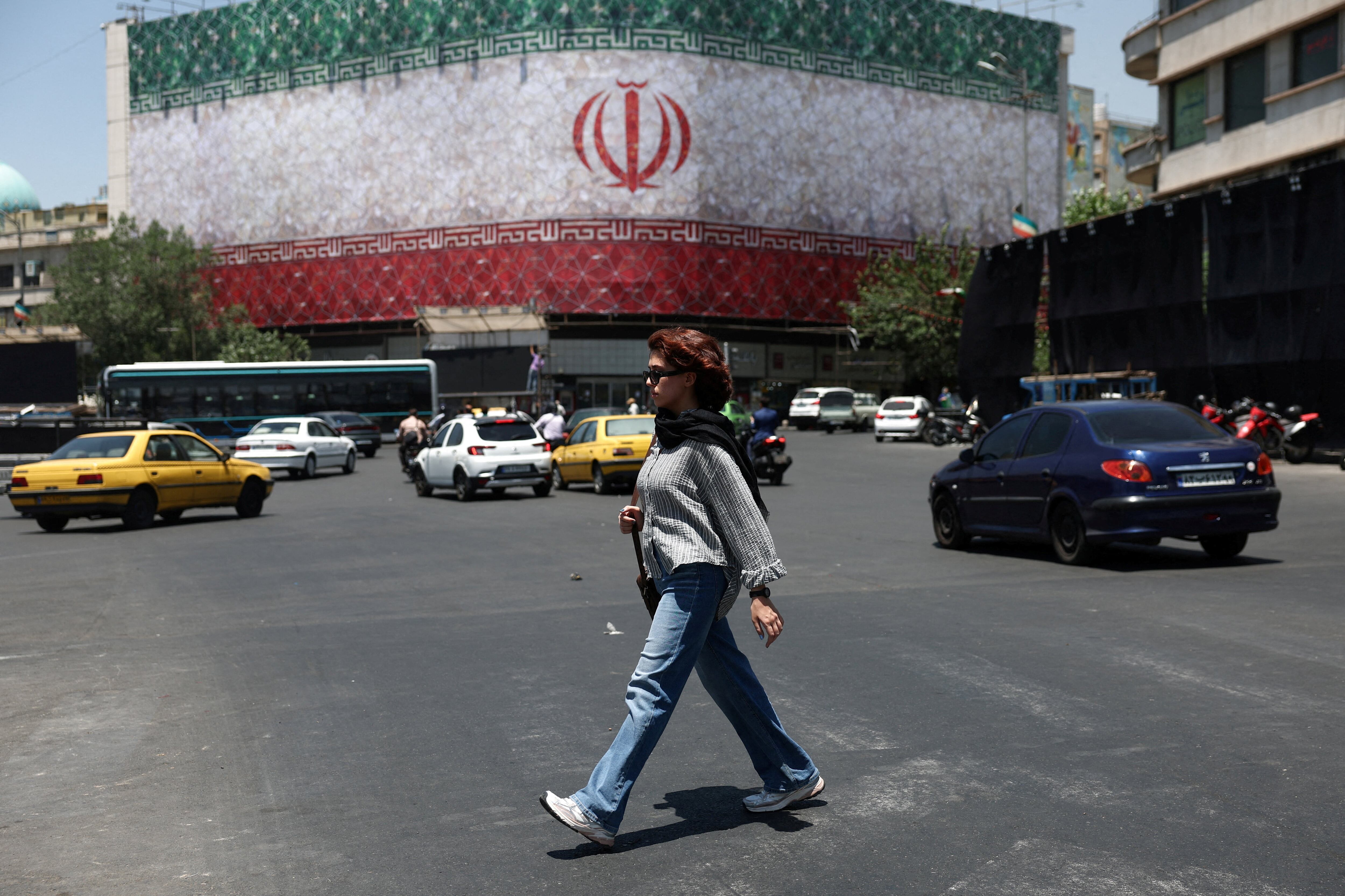 Una mujer camina por una calle de Teherán, Irán. 14 de junio de 2026 (Majid Asgaripour/WANA vía REUTERS)