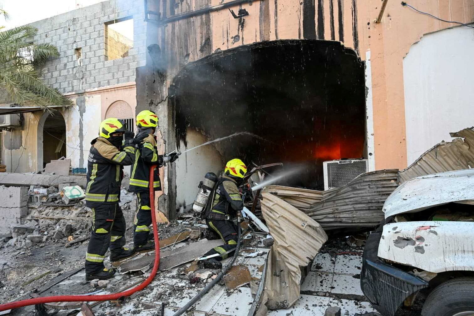 Bomberos trabajan para extinguir un incendio tras los ataques con drones iraníes, según el Ministerio del Interior de Baréin, en una ubicación identificada como Baréin/Imagen distribuida vía REUTERS