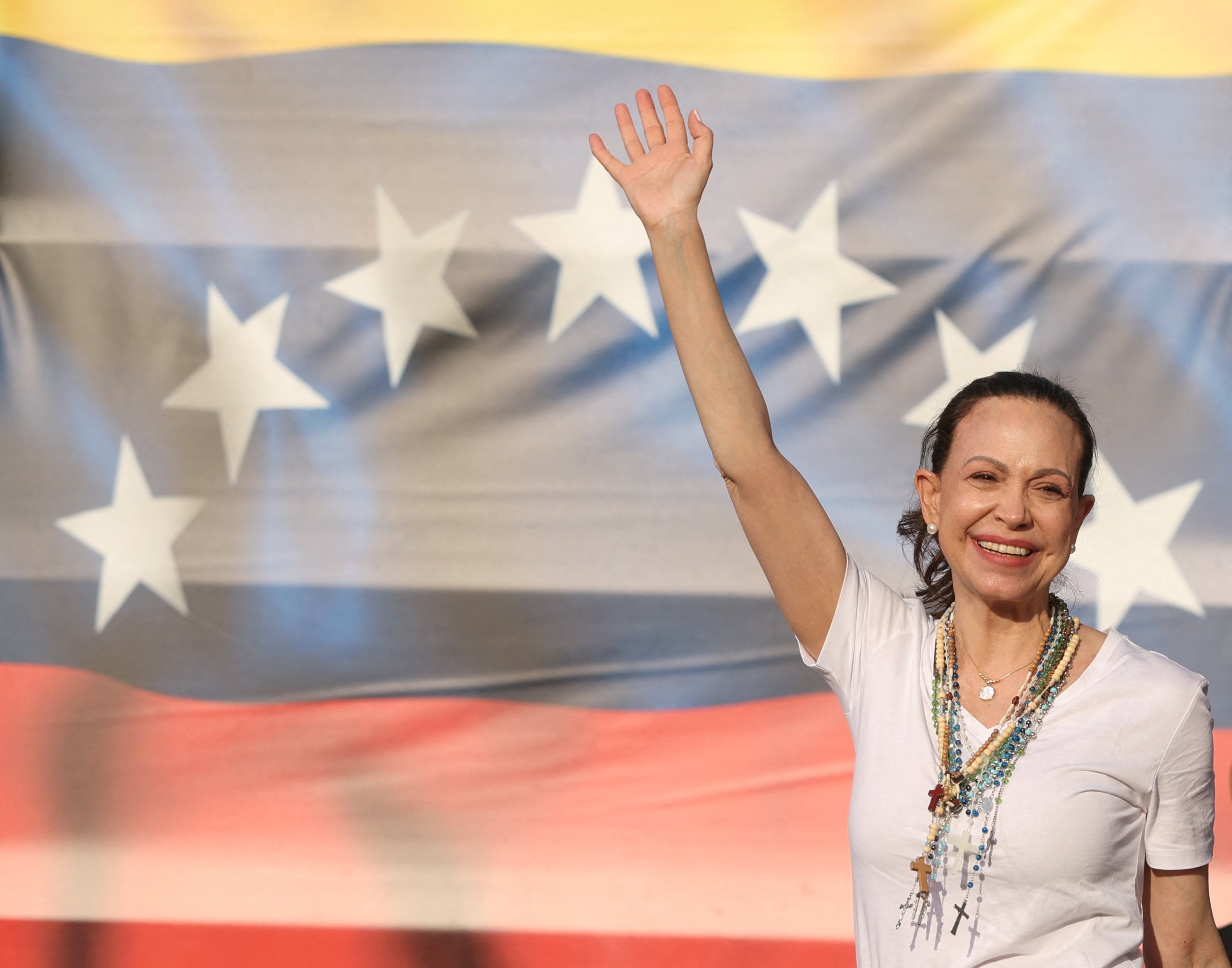 María Corina Machado saluda a simpatizantes venezolanos durante un acto de apoyo celebrado en Madrid, España, el 18 de abril de 2026, en el marco de su gira por el exterior antes de su esperado regreso a Venezuela. (REUTERS/Isabel Infantes)