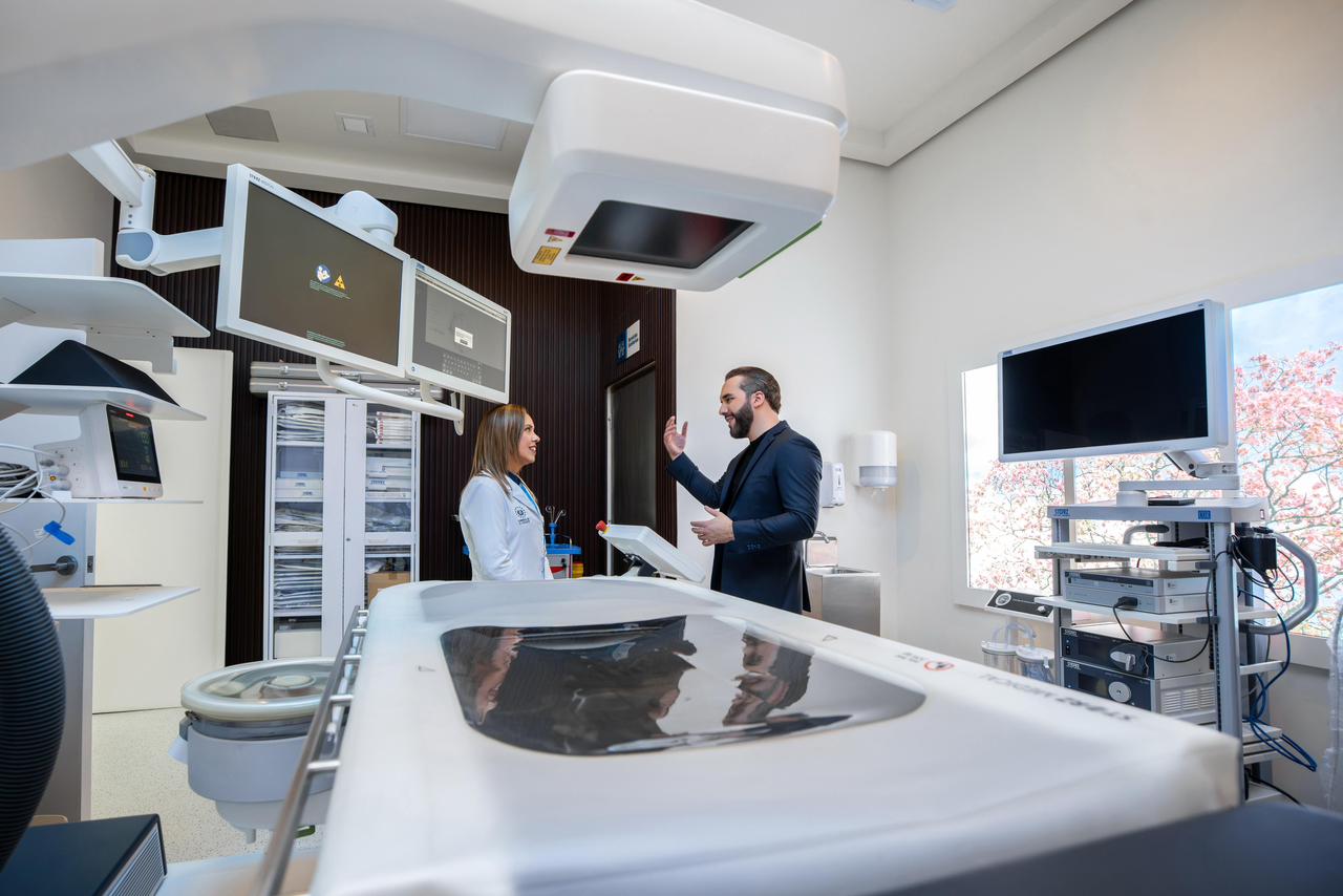 El nuevo litotriptor del hospital Rosales combina ultrasonido y rayos X de alta definición para aumentar la precisión del tratamiento de litiasis renal.