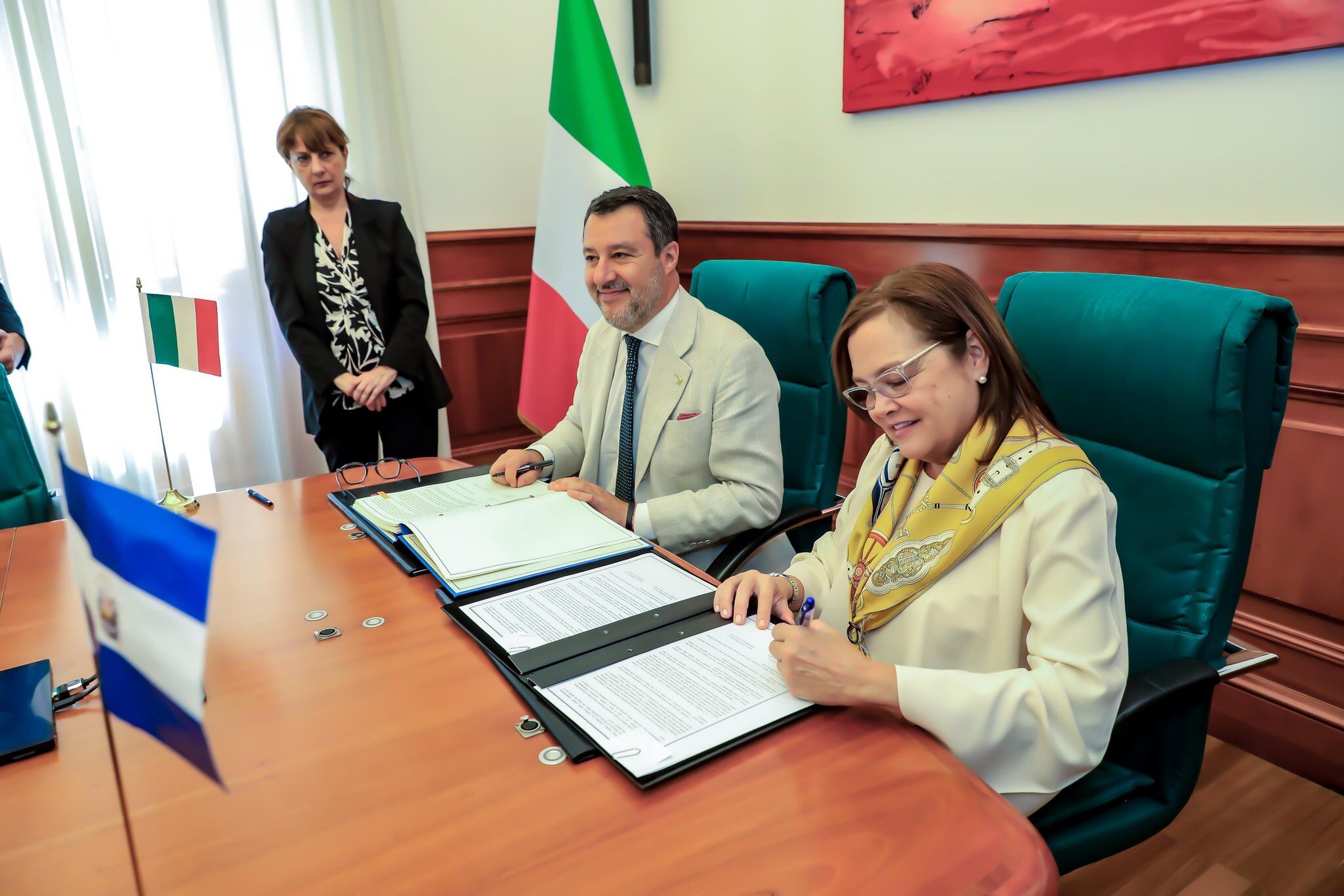 El acuerdo fue suscrito por el ministro de Infraestructura y Transporte de Italia, Matteo Salvini, y la ministra de Relaciones Exteriores, Alexandra Hill Tinoco, como parte de una estrategia bilateral entre las naciones. (Cortesía: Alexandra Hill Tinoco)