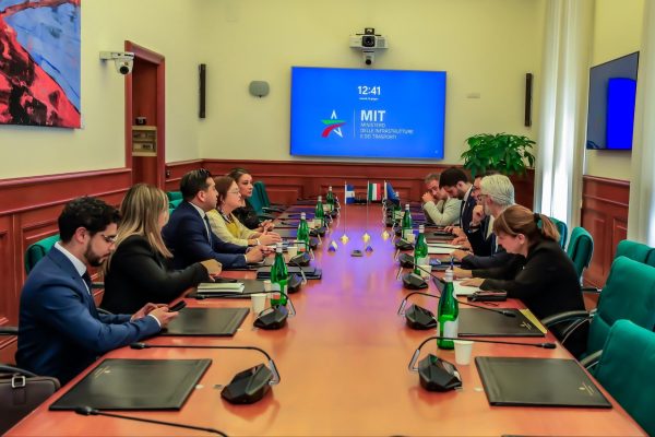 El Salvador e Italia firman convenio para que licencias de conducir sean válidas en ambos países