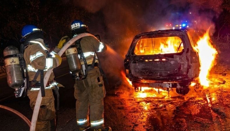 Un incendio vehicular consumió un automóvil en el kilómetro 151 de la Carretera Panamericana, en Miraflores, San Miguel. (Cortesía: Bomberos de El Salvador)