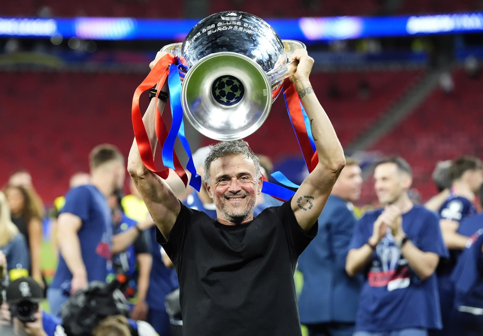 El técnico del Paris Saint-Germain combina pausas activas con flexiones, sentadillas y zancadas, además de trabajo de fuerza en casa