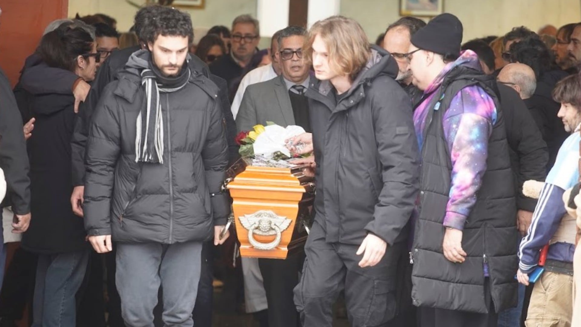 Benicio, el hijo de la actriz, ayudando a llevar el féretro funerario luego de la ceremonia religio en la capilla del cementerio (RSFotos)